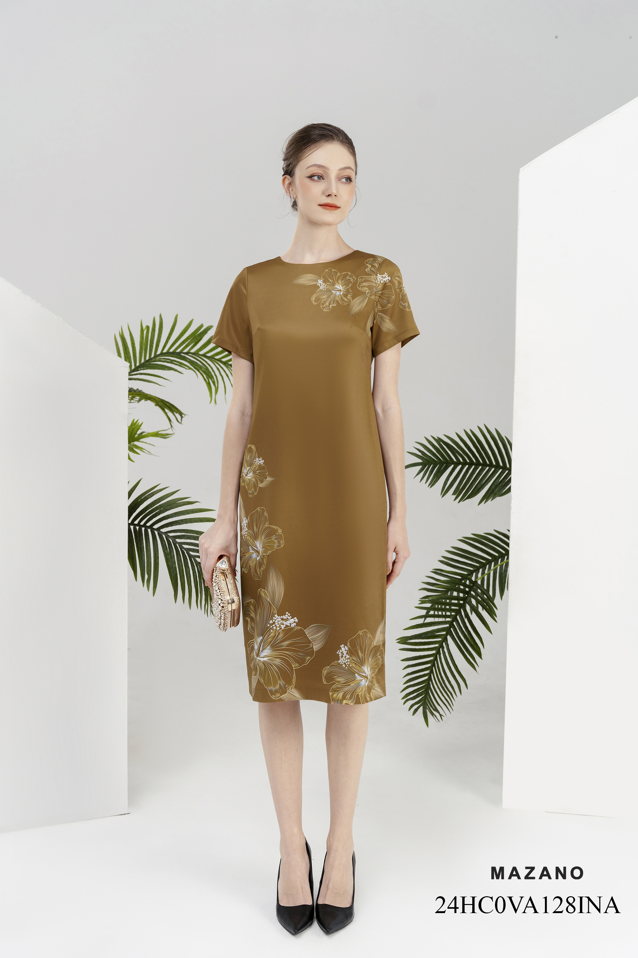 Đầm suông nâu, vải lụa họa tiết in bố cục