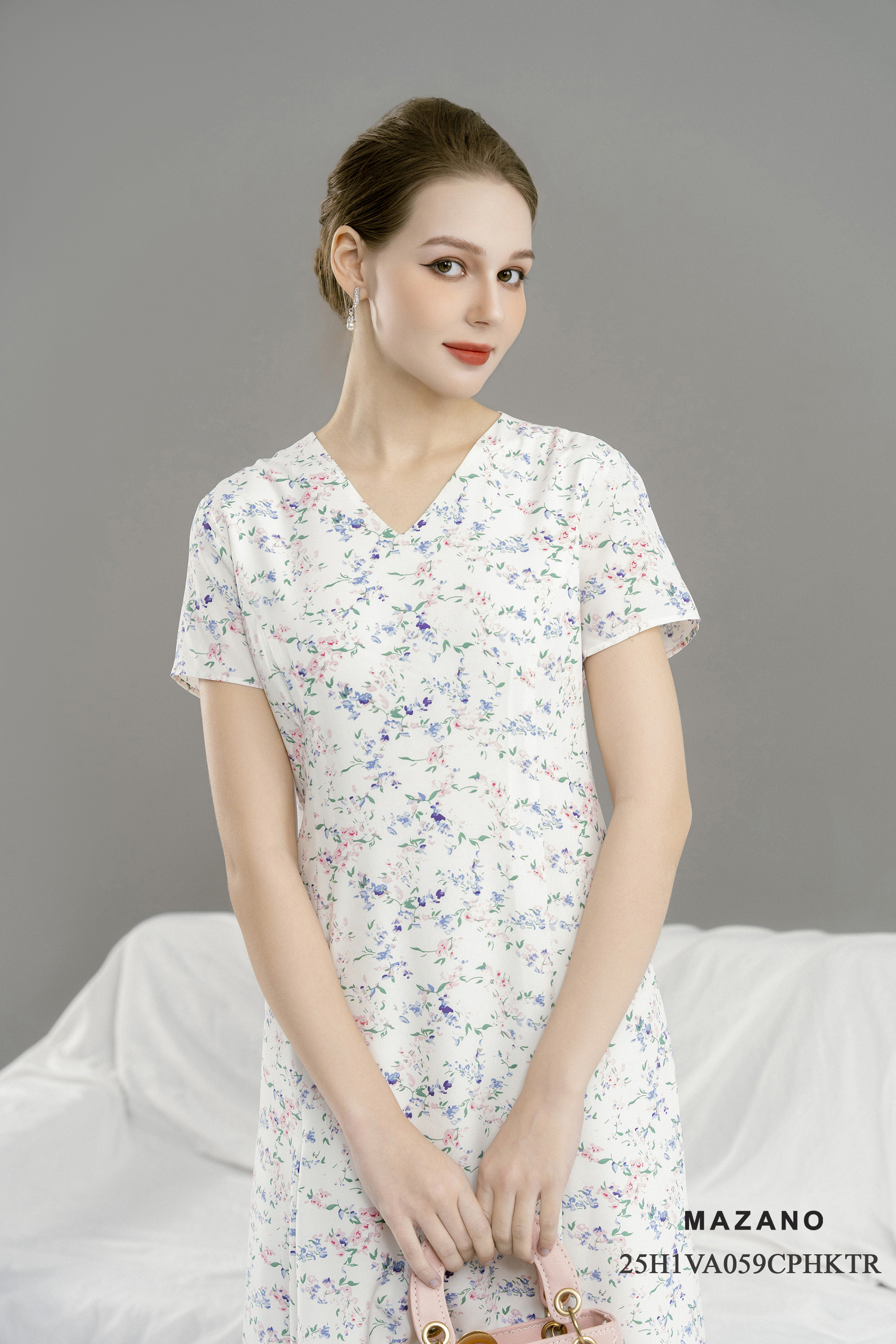 Váy Đầm thân suông nhẹ vừa chân rủ nhẹ Vải thô mỏng Họa tiết hoa nhí Cổ V Tay ngắn Dài váy ngang bắp_thumbnail_4