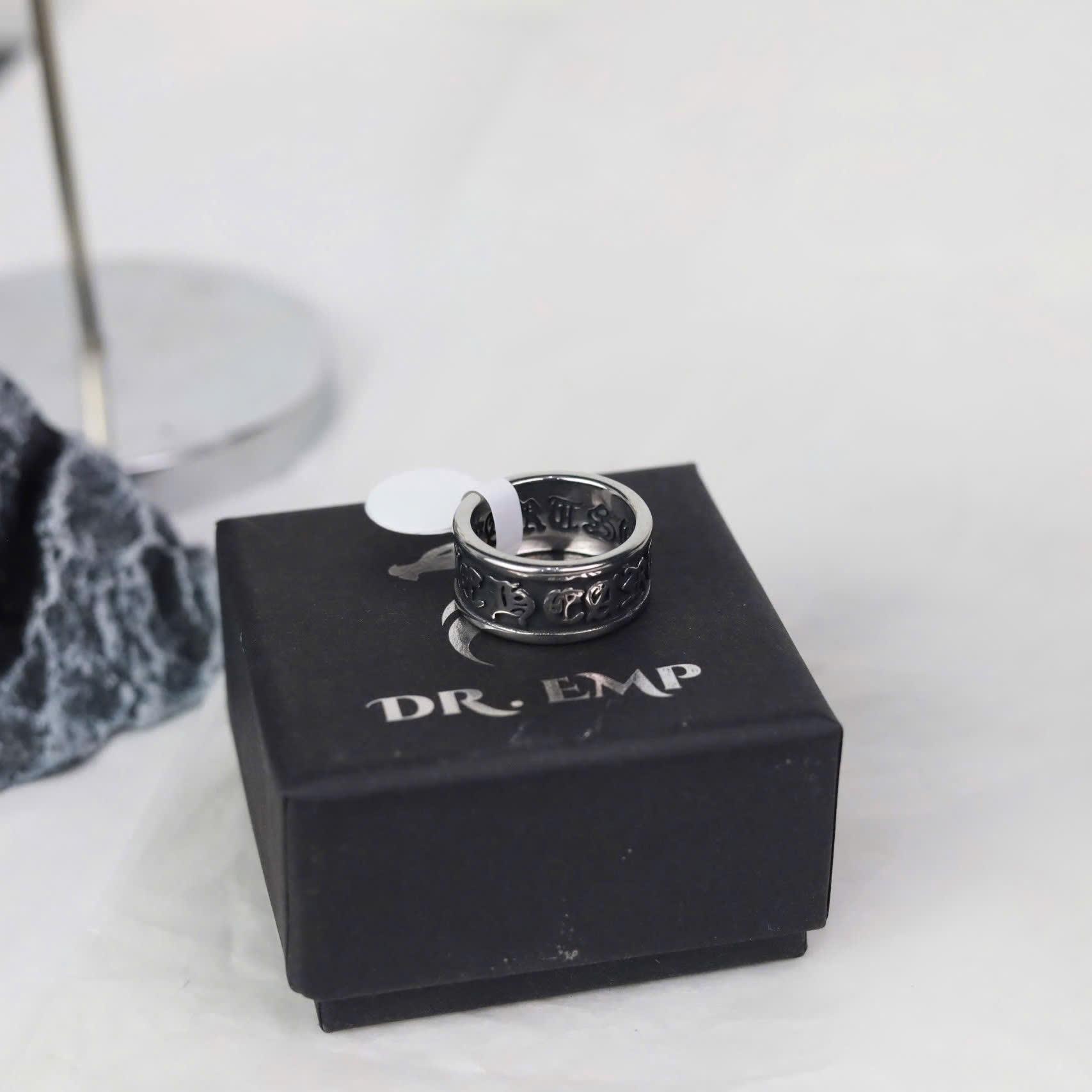 Nhẫn kiểu chrome heart bản nhỏ chữ nổi_thumbnail_3