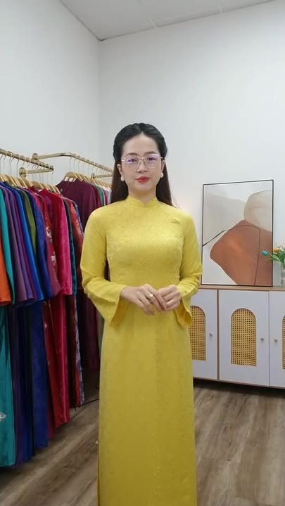 A3165 áo dài cổ 2p tay loe dài gấm Nguyệt cúc vàng