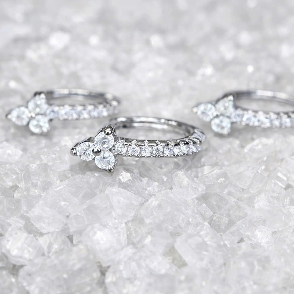 Khuyên vòng kiểu 3 đá trắng s8_thumbnail_1