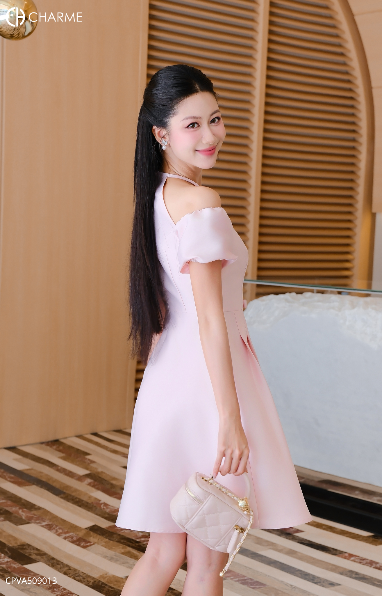 Váy cổ yếm cách điệu xẻ vai_thumbnail_2