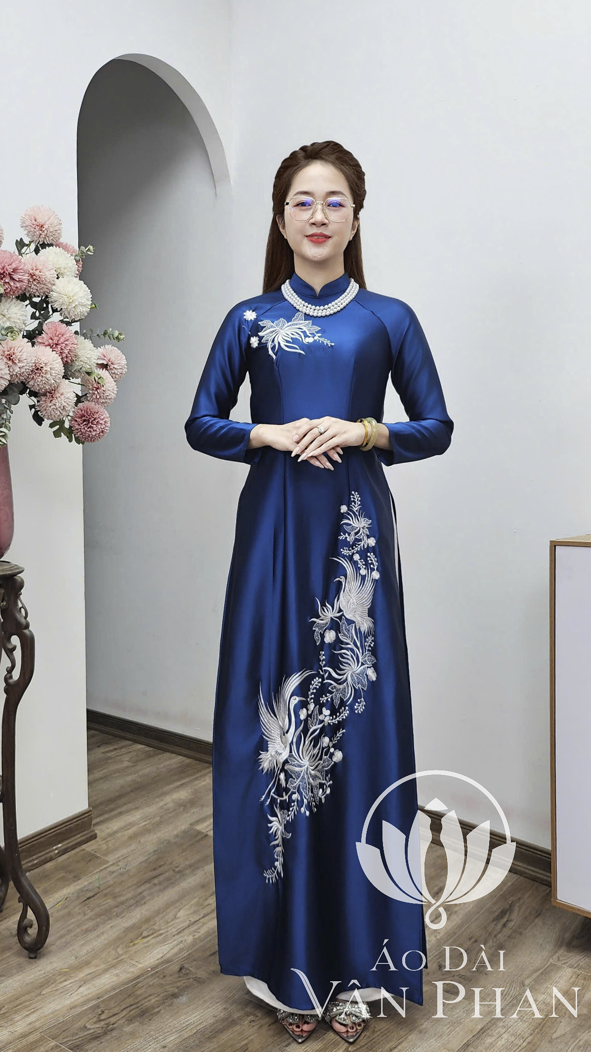 T463 áo dài cổ 3p tay dài lụa ruby màu xanh cổ vịt thêu hoa trắng