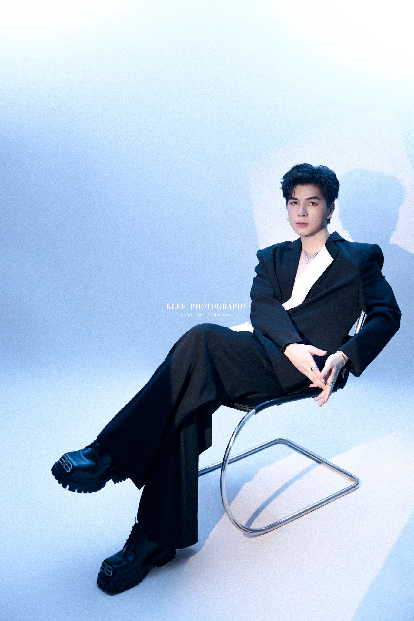 Suit đen phối trắng – Tối giản & thời thượng_thumbnail_3