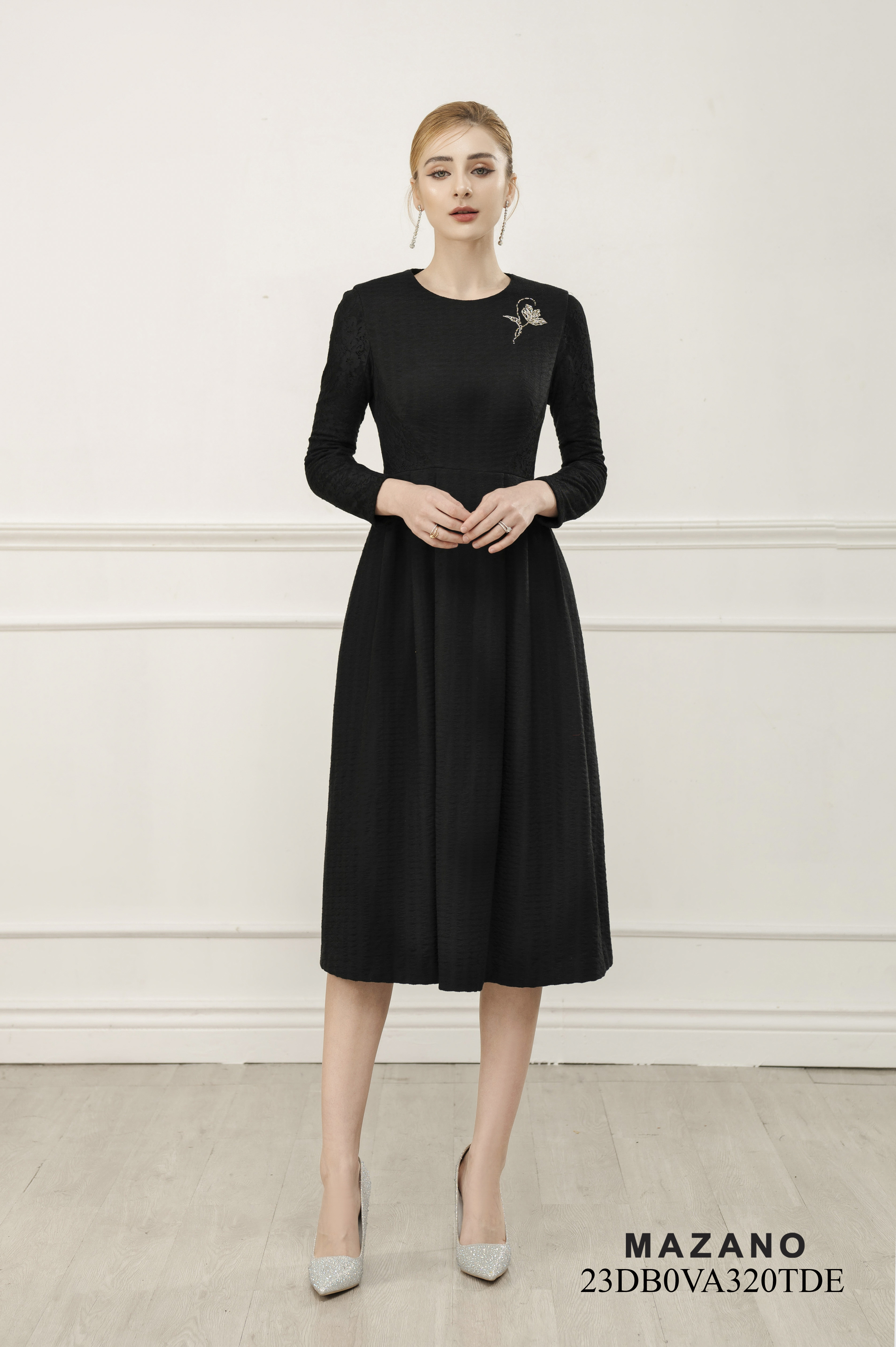 Váy Đầm ôm chân xếp ly Vải dạ len phối ren Đính trang trí ngực Cổ tròn Tay dài Dài đến bắp chân