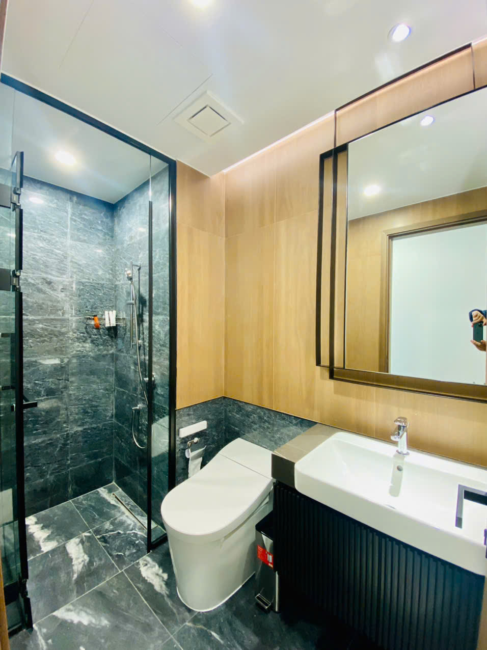 Tin chính chủ - Siêu phẩm căn 2PN, nội thất đầy đủ view siêu thoáng cho thuê nhanh tại Lumiere Riverside_thumbnail_2