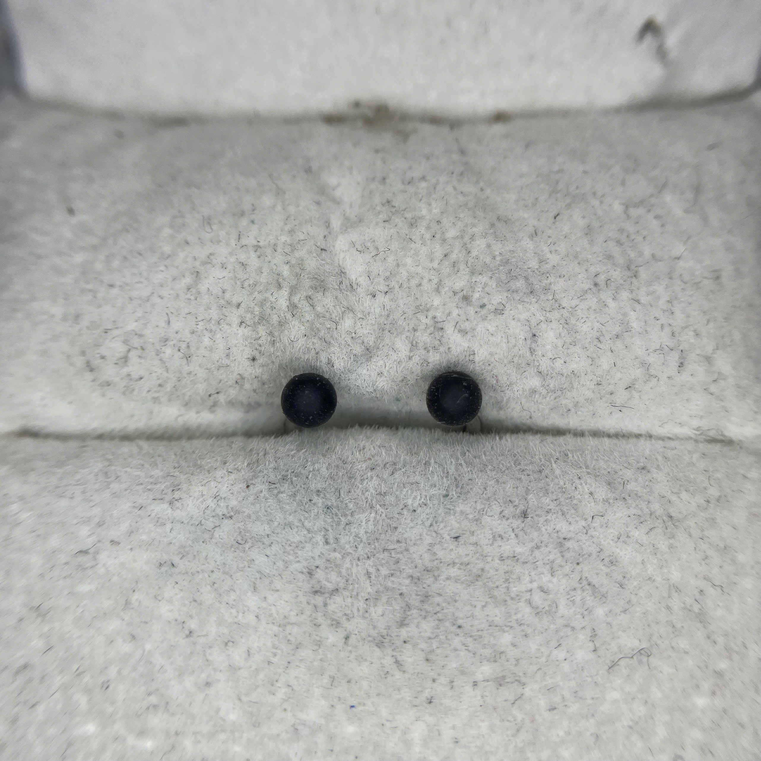 Septum màu đen nhám.