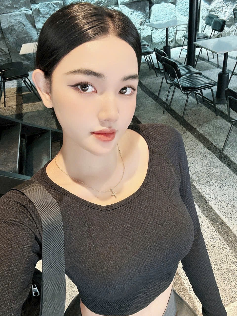 Áo Croptop Thể Thao Tay Dài F.21 Cá Tính