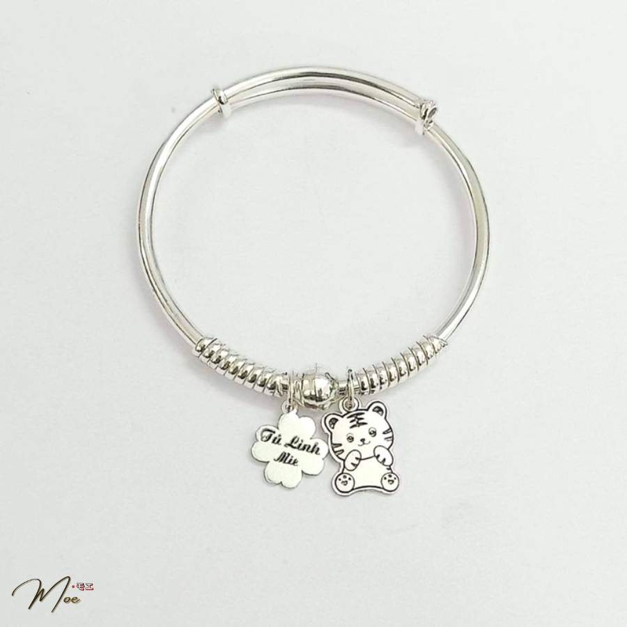 B43 - Vòng tay cứng lò xo kèm charm