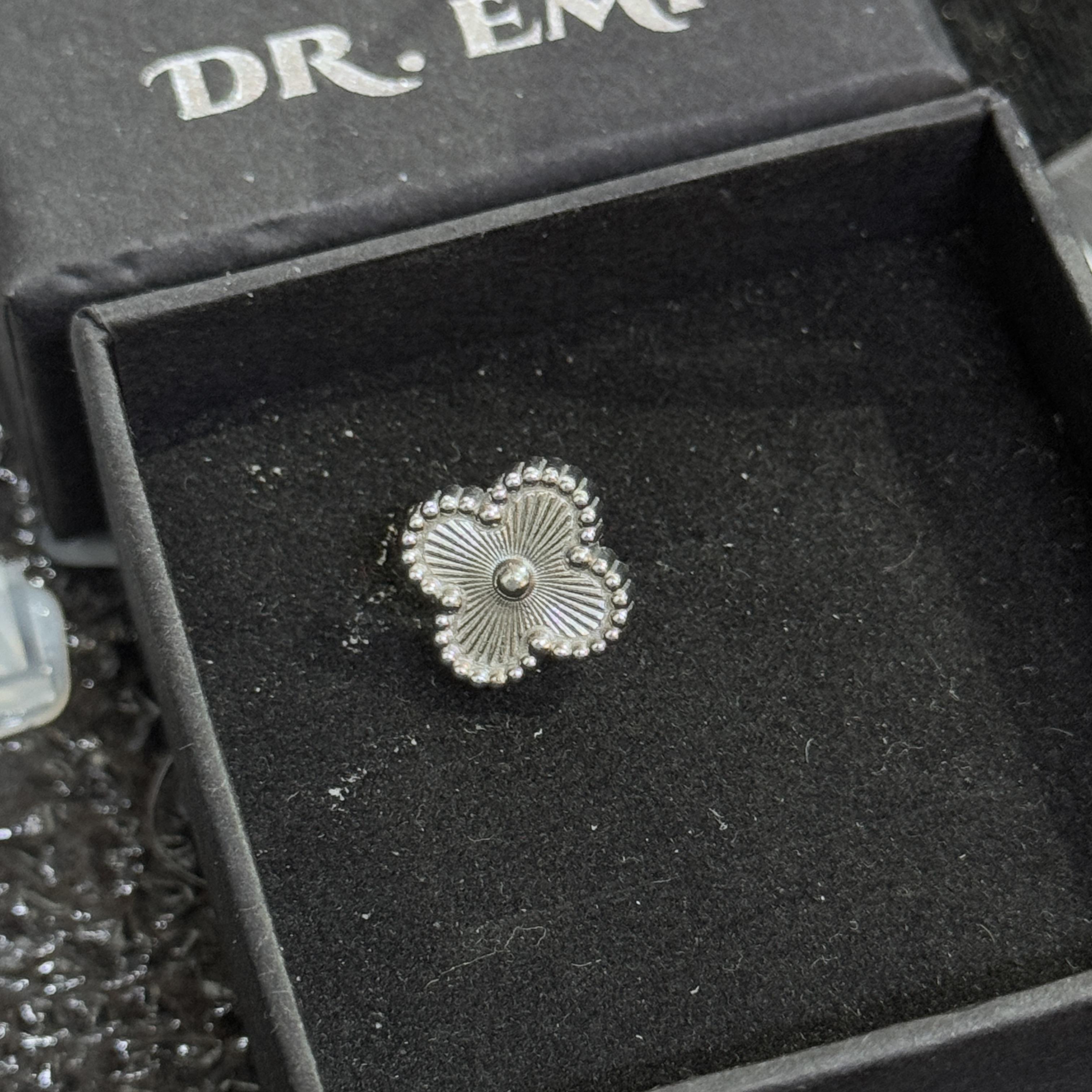 khuyên kiểu cặp cỏ bốn lá bạc viền bi bạc quanh titan._thumbnail_3