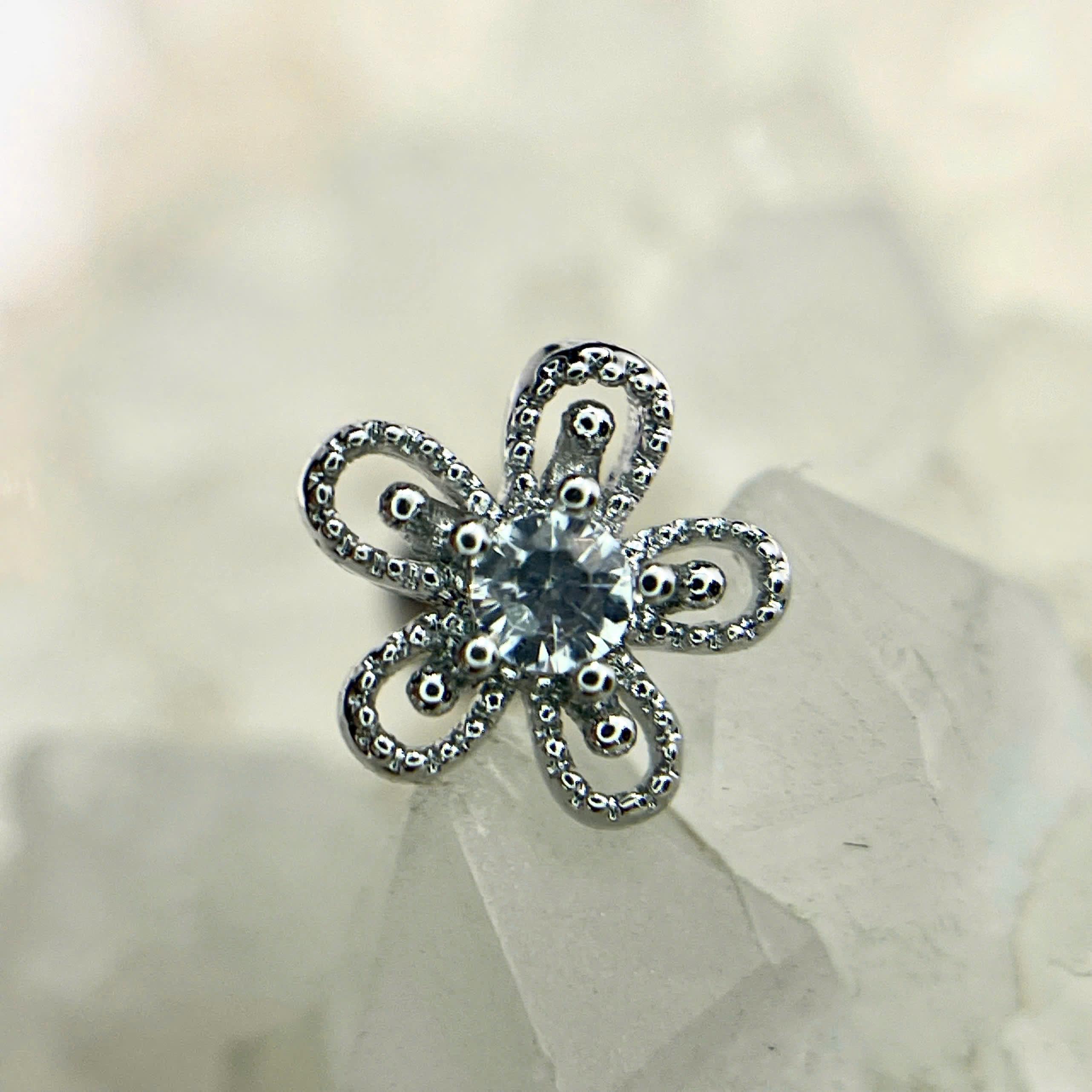 Khuyên kiểu hoa trắng 5 cánh tròn dẹt_thumbnail_3