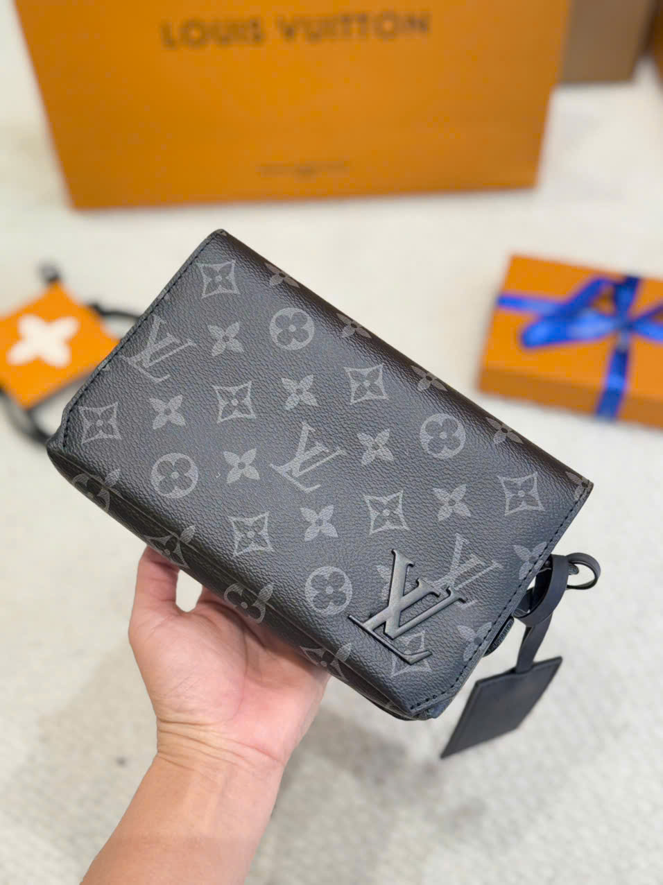 Túi đeo chéo LV Fastline Wearable Wallet hoa đen_thumbnail_1