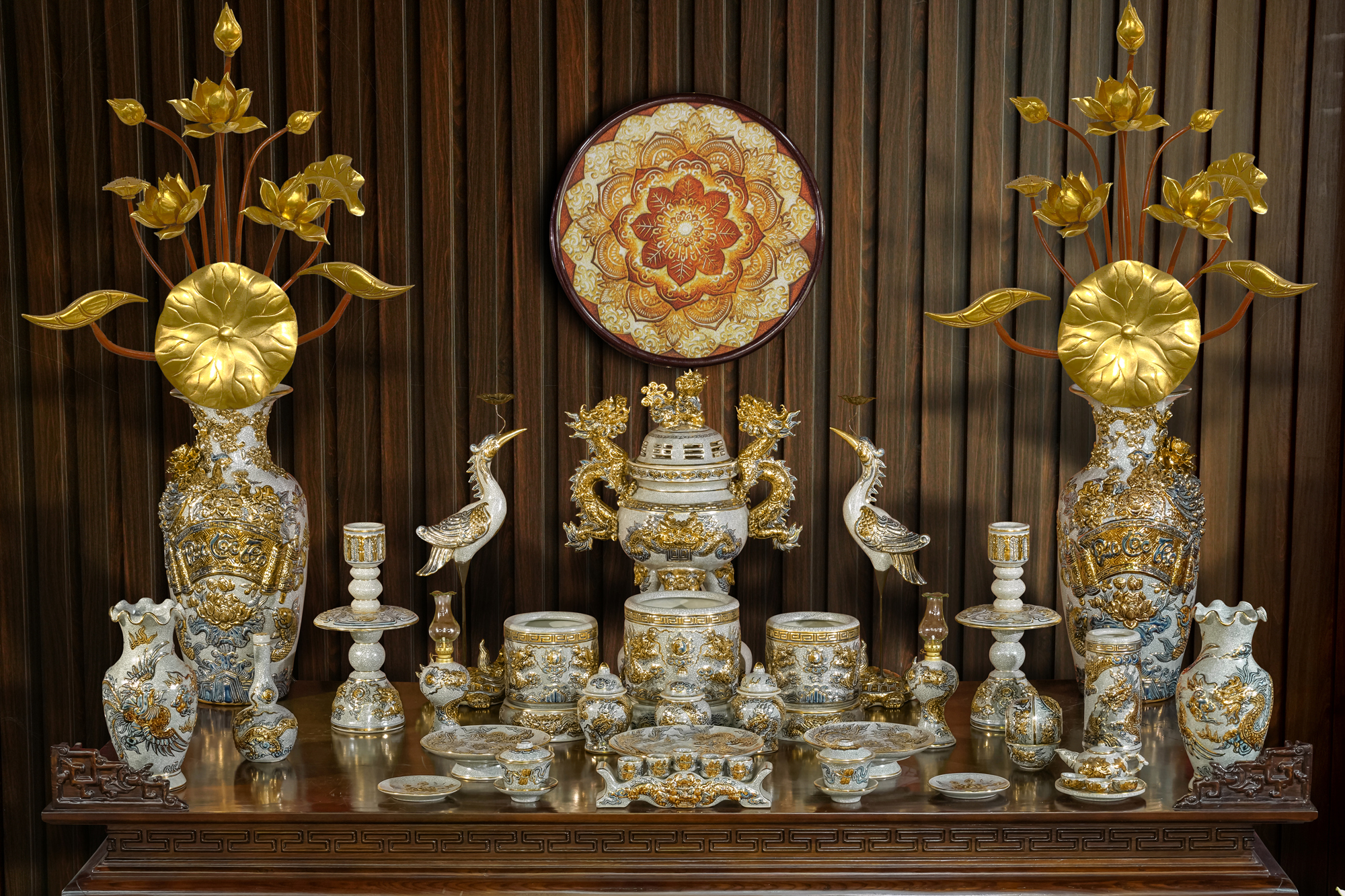 Nghệ thuật điêu luyện trong từng nét khắc đồ thờ tại lò gốm Hà Gốm Bát Tràng