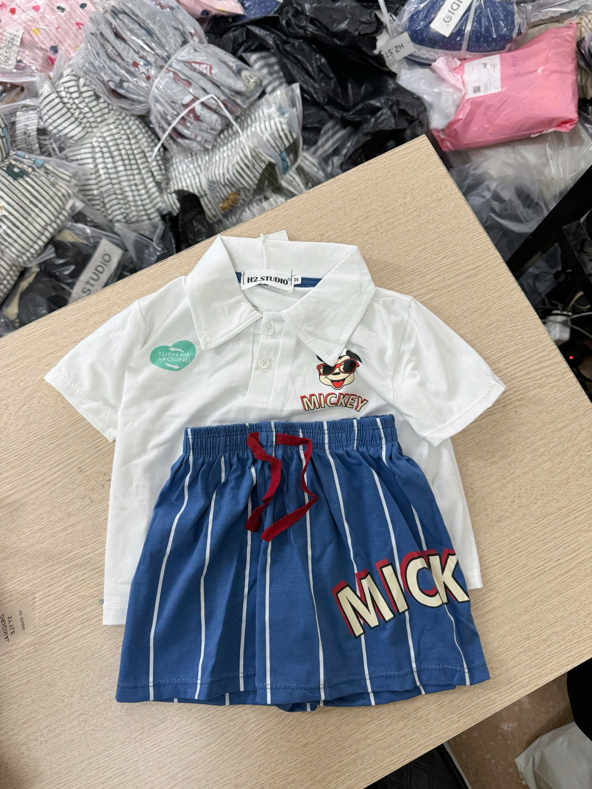 A40 BỘ POLO MICKEY ĐEO KÍNH TURN ME AROUND- A117.1645