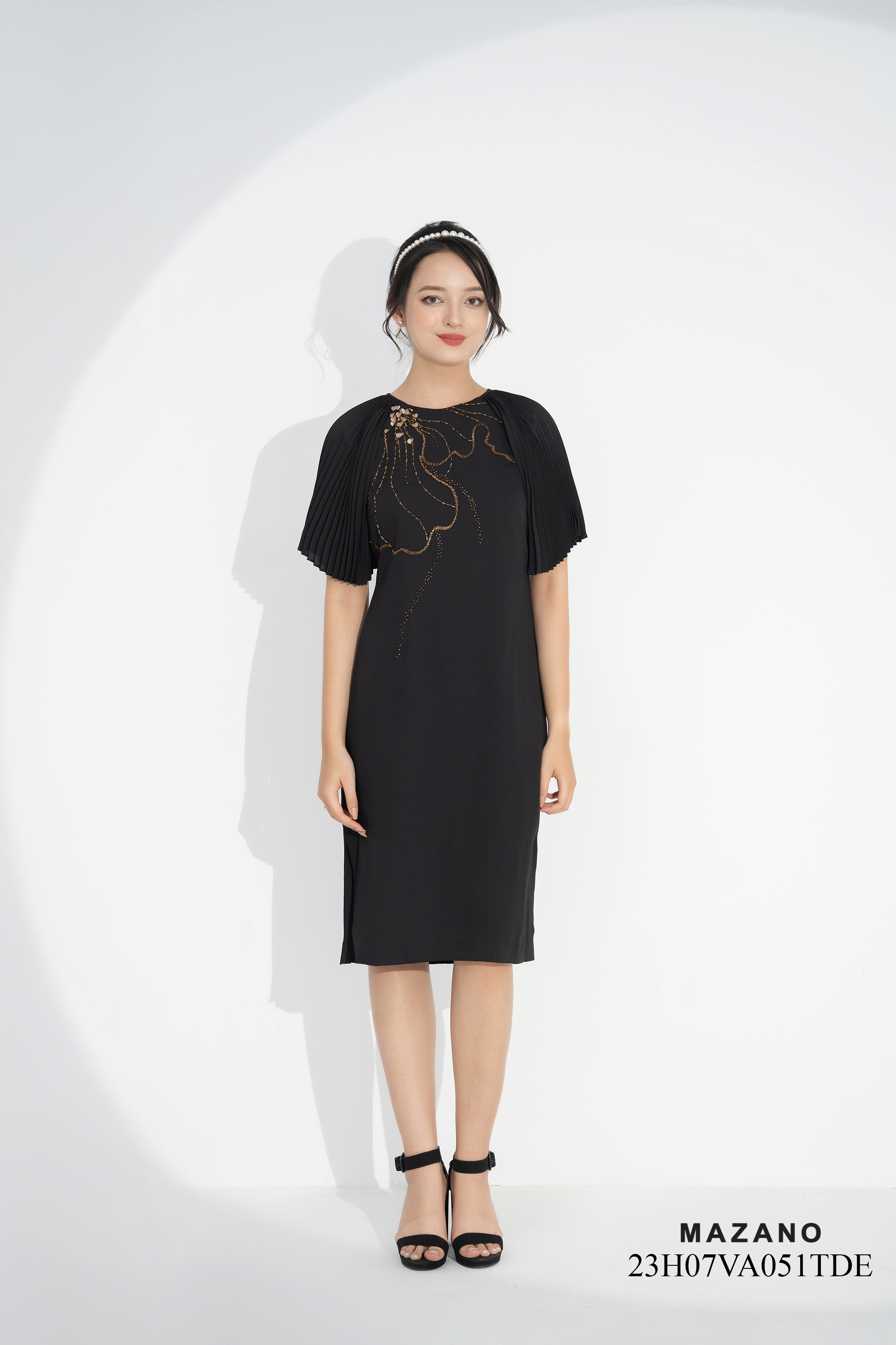 Đầm đen suông tay rập ly đính ngực trang trí họa tiết hoa hải quỳ_thumbnail_3