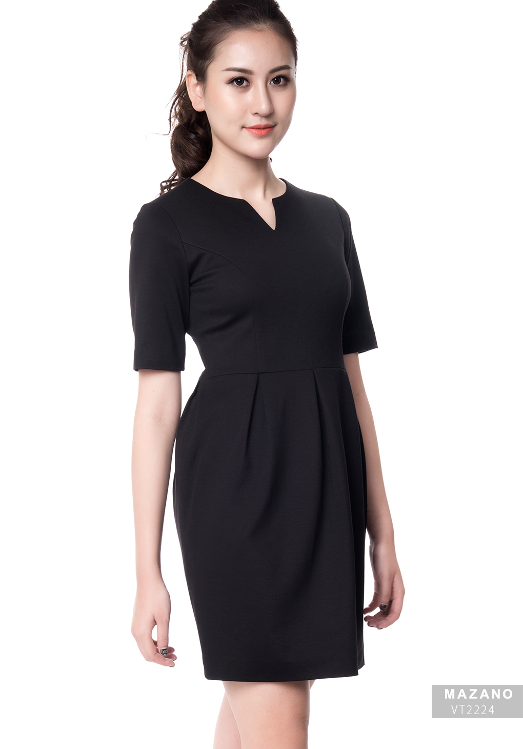 Đầm đen xòe khoét cổ