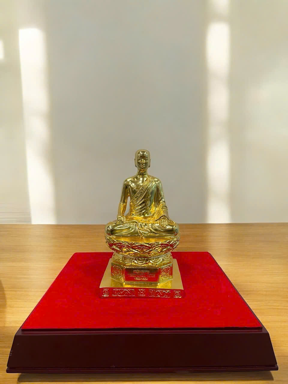 Tượng phật hoàng trần nhân tông cao 22 cm dát vàng 9999