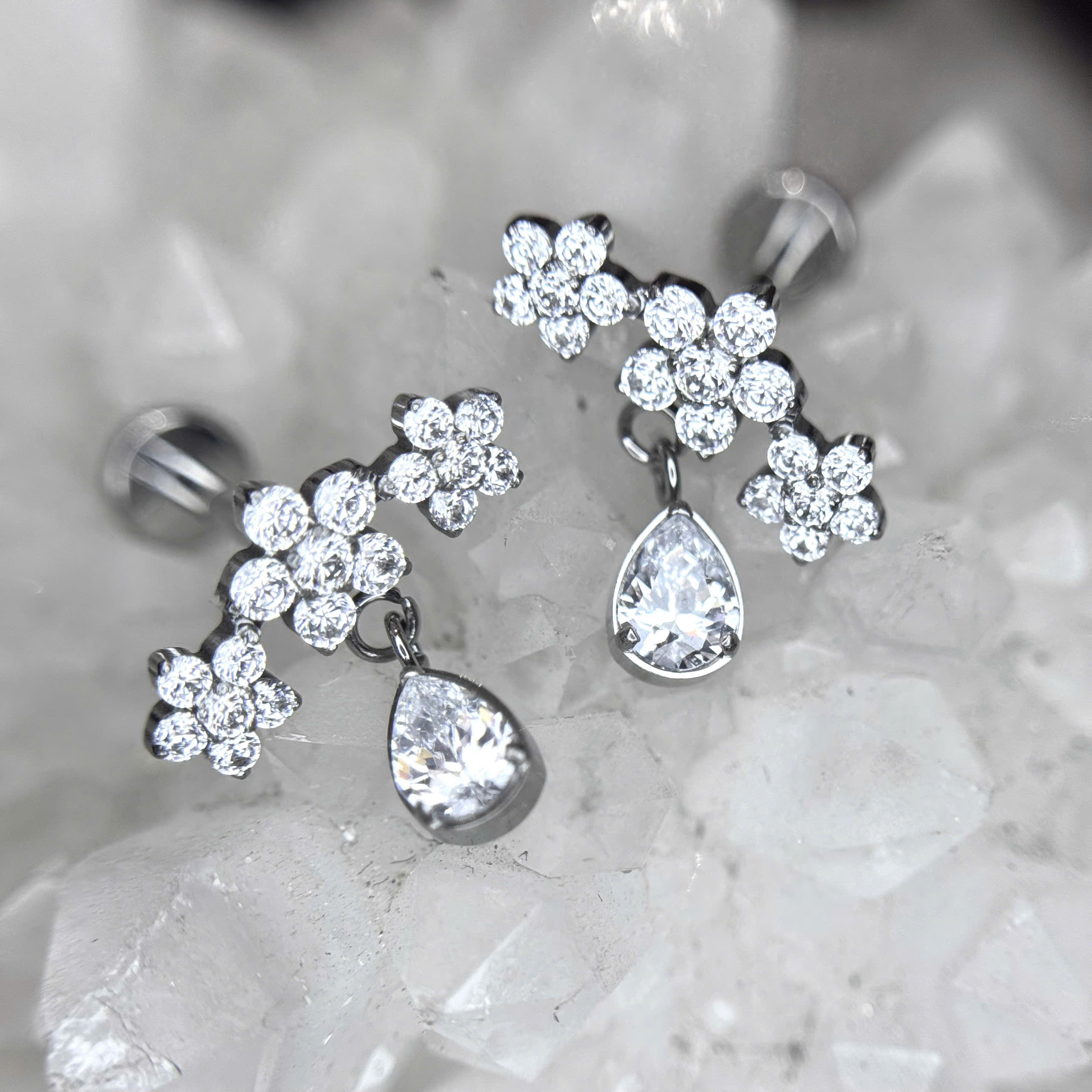 Khuyên kiểu titan 3 hoa rơi đá_thumbnail_1