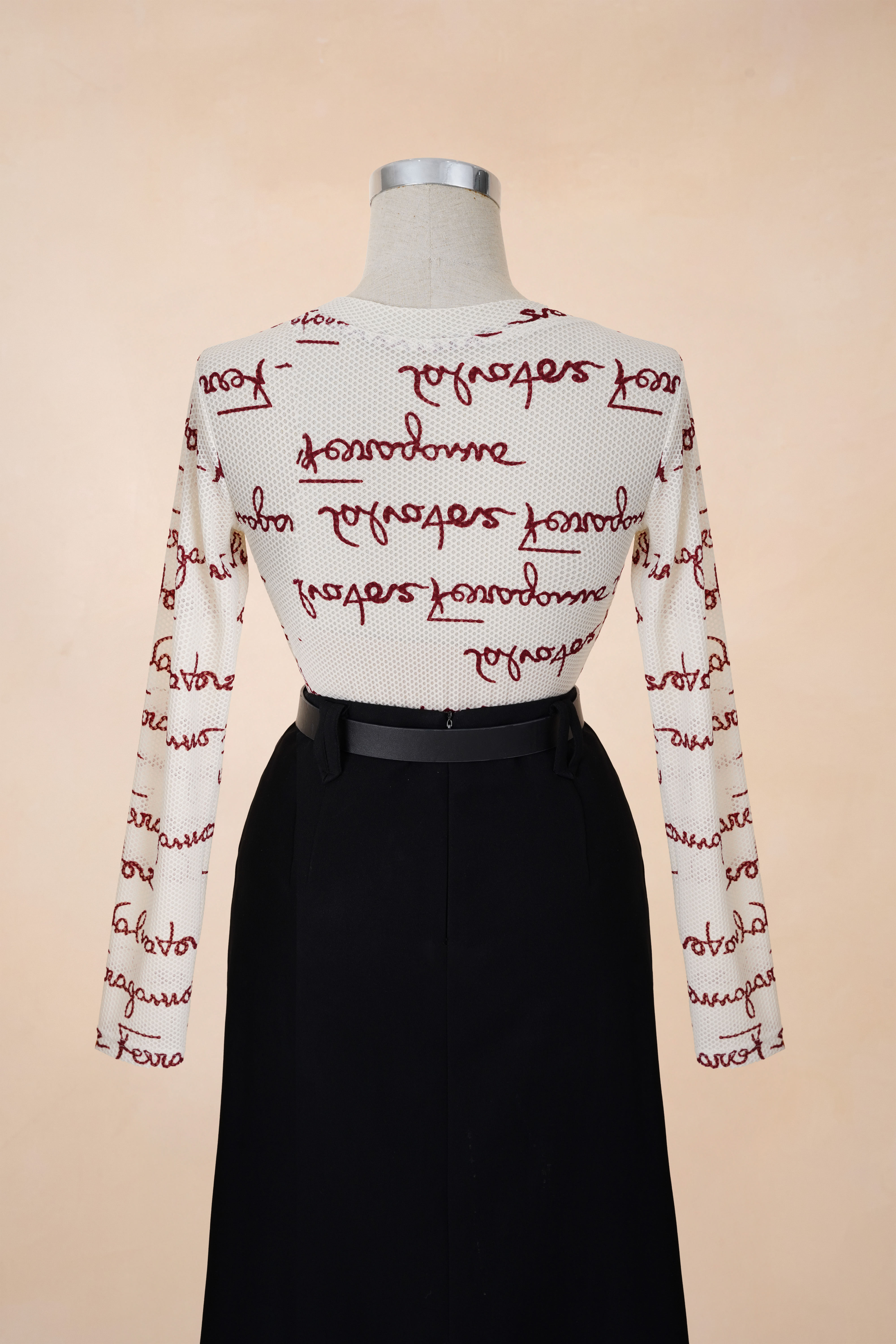 Áo Thun Hoạ Tiết Chữ Khoá Ngực