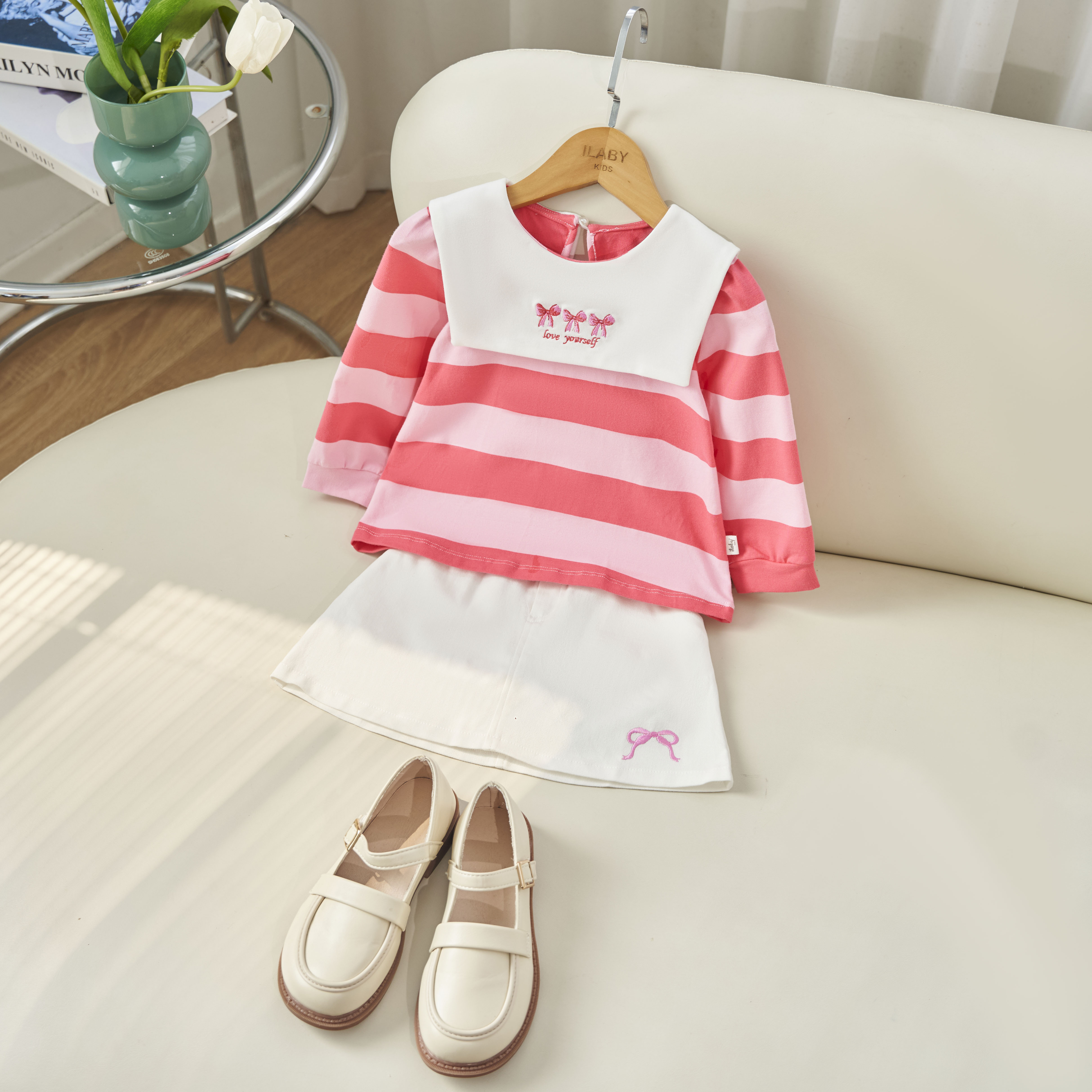 Áo kẻ cổ phối màu thêu họa tiết