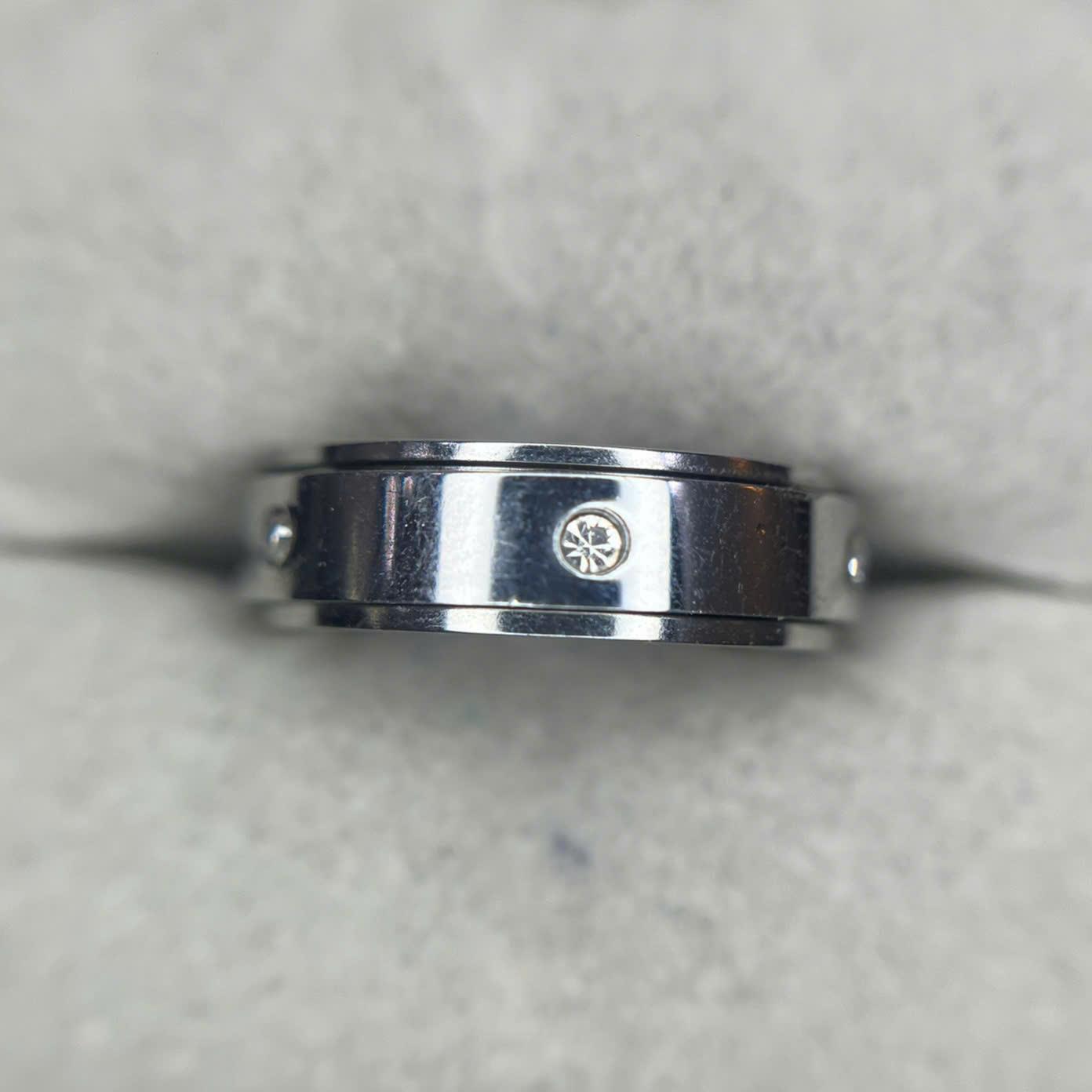 nhẫn titan xoay đính kim cương trắng xung quanh size 7._thumbnail_2