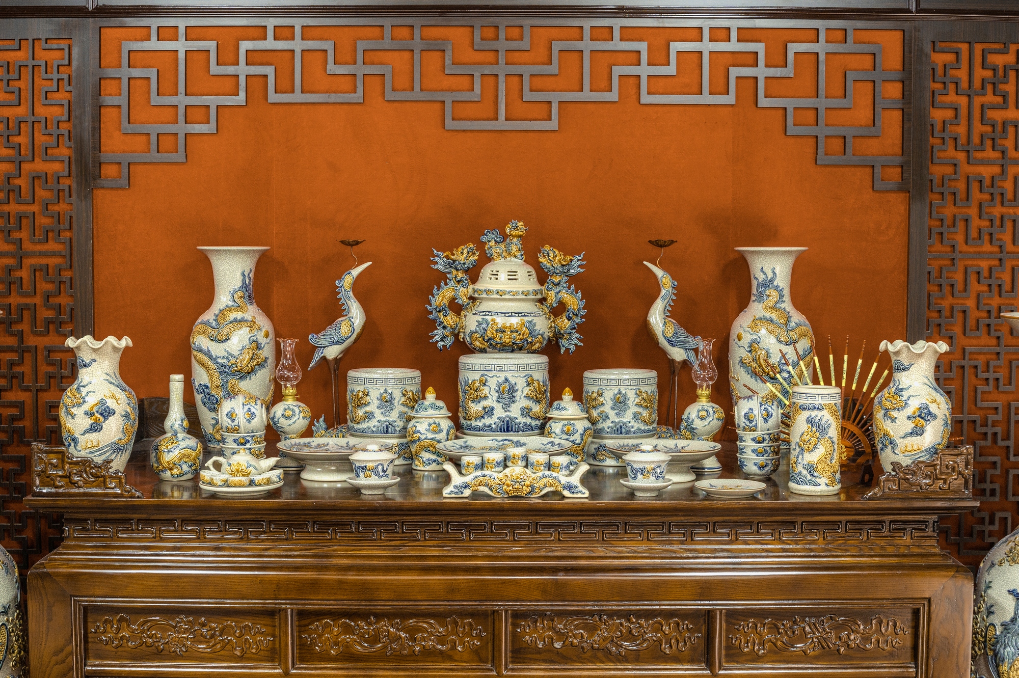 Sự khác biệt giữa đồ thờ vẽ tay Hà Gốm và sản phẩm công nghiệp