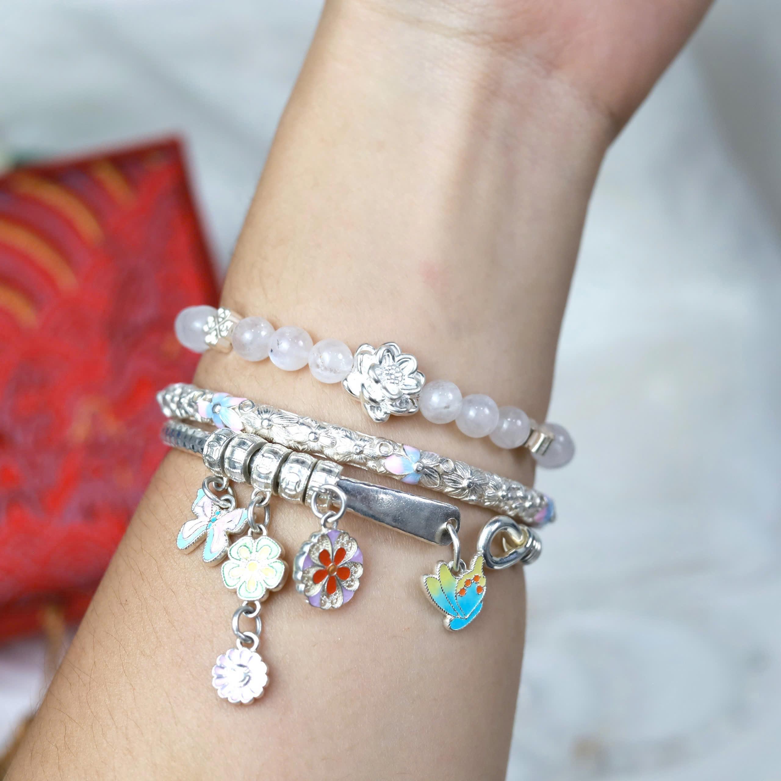 Vòng tay đá mặt trăng mix charm sen bạc