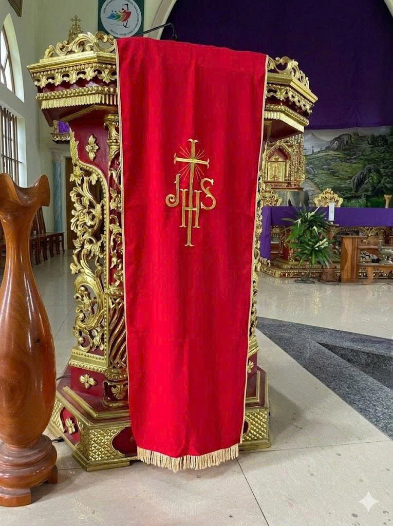 Khăn trải bàn đọc đỏ - Phục vụ thánh lễ - Phẩm phục