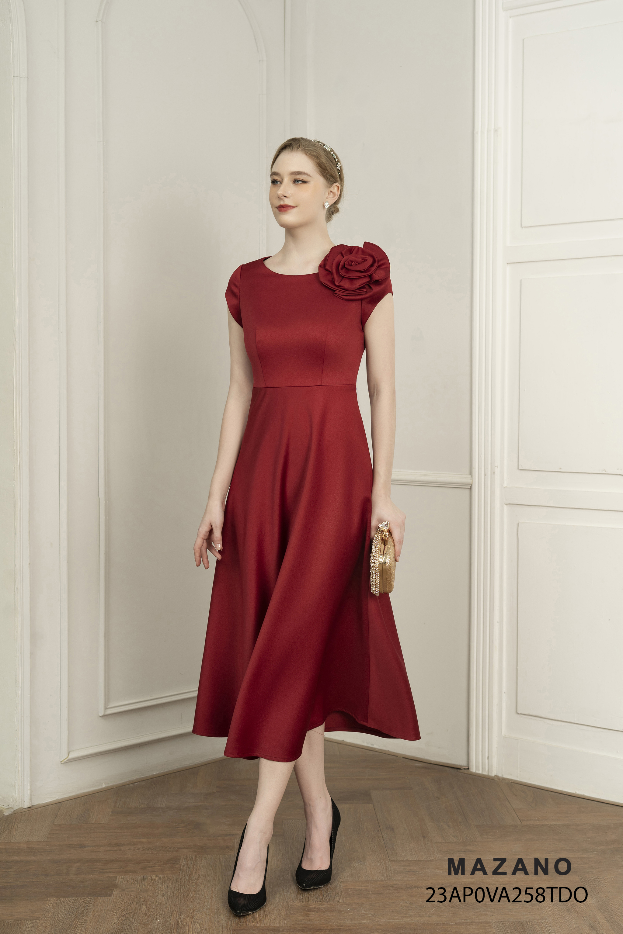 Đầm thân ôm chân rủ, đính hoa cuốn