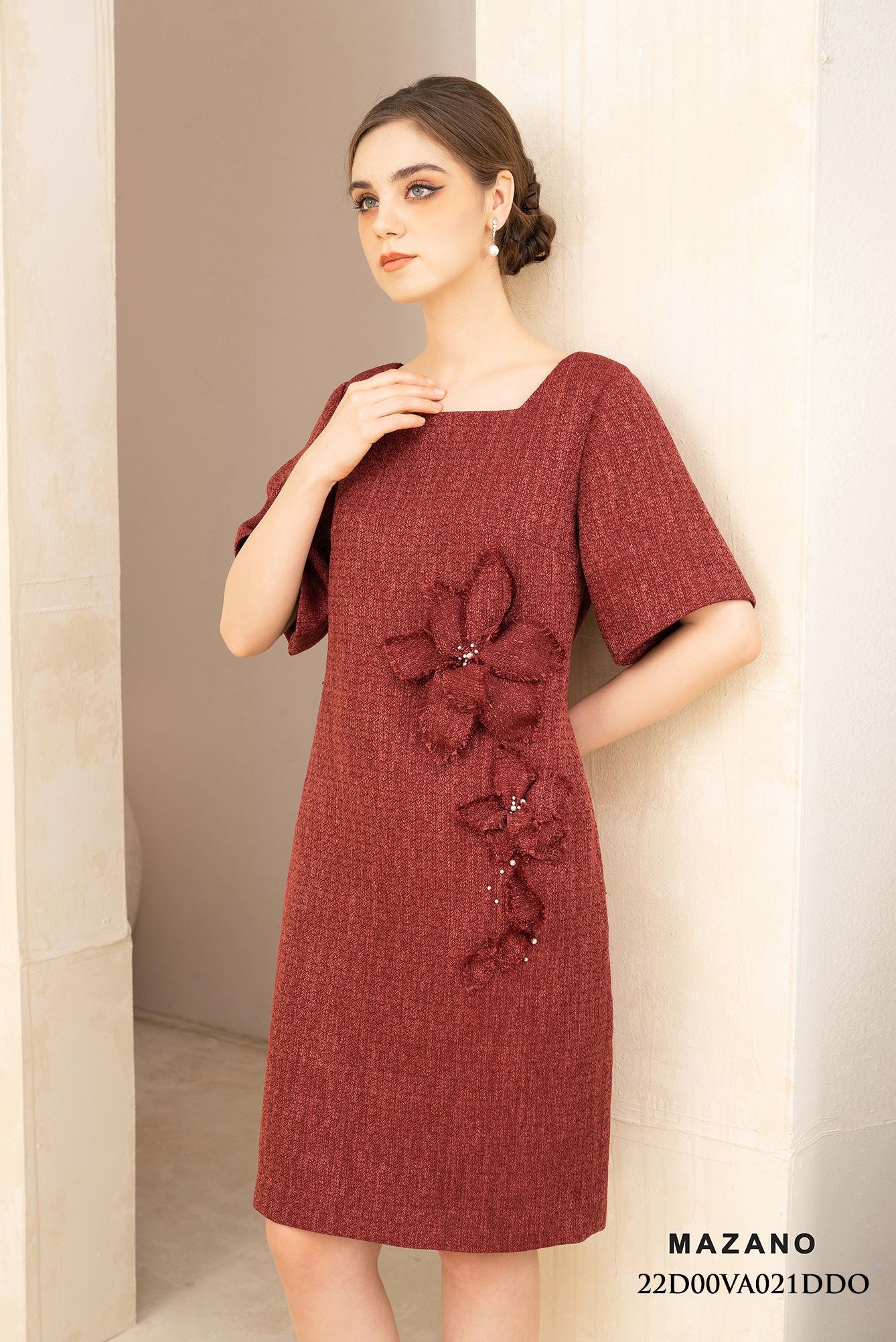 Đầm suông cổ thang đắp hoa trang trí