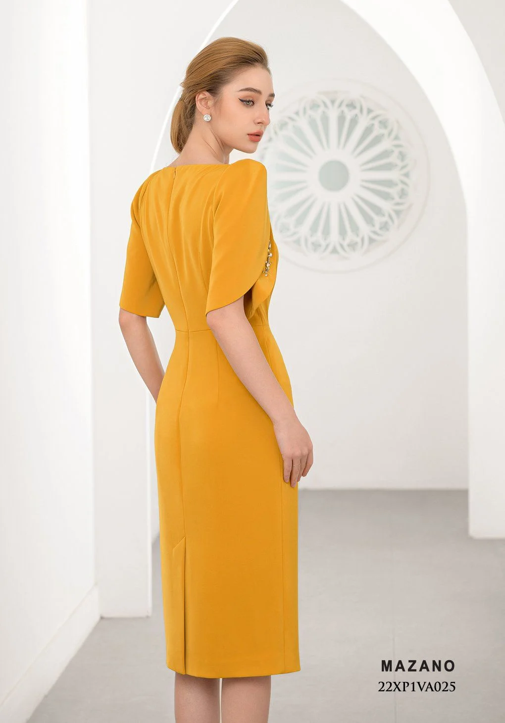 Đầm vàng cổ vuông tay xếp bồng cách điệu