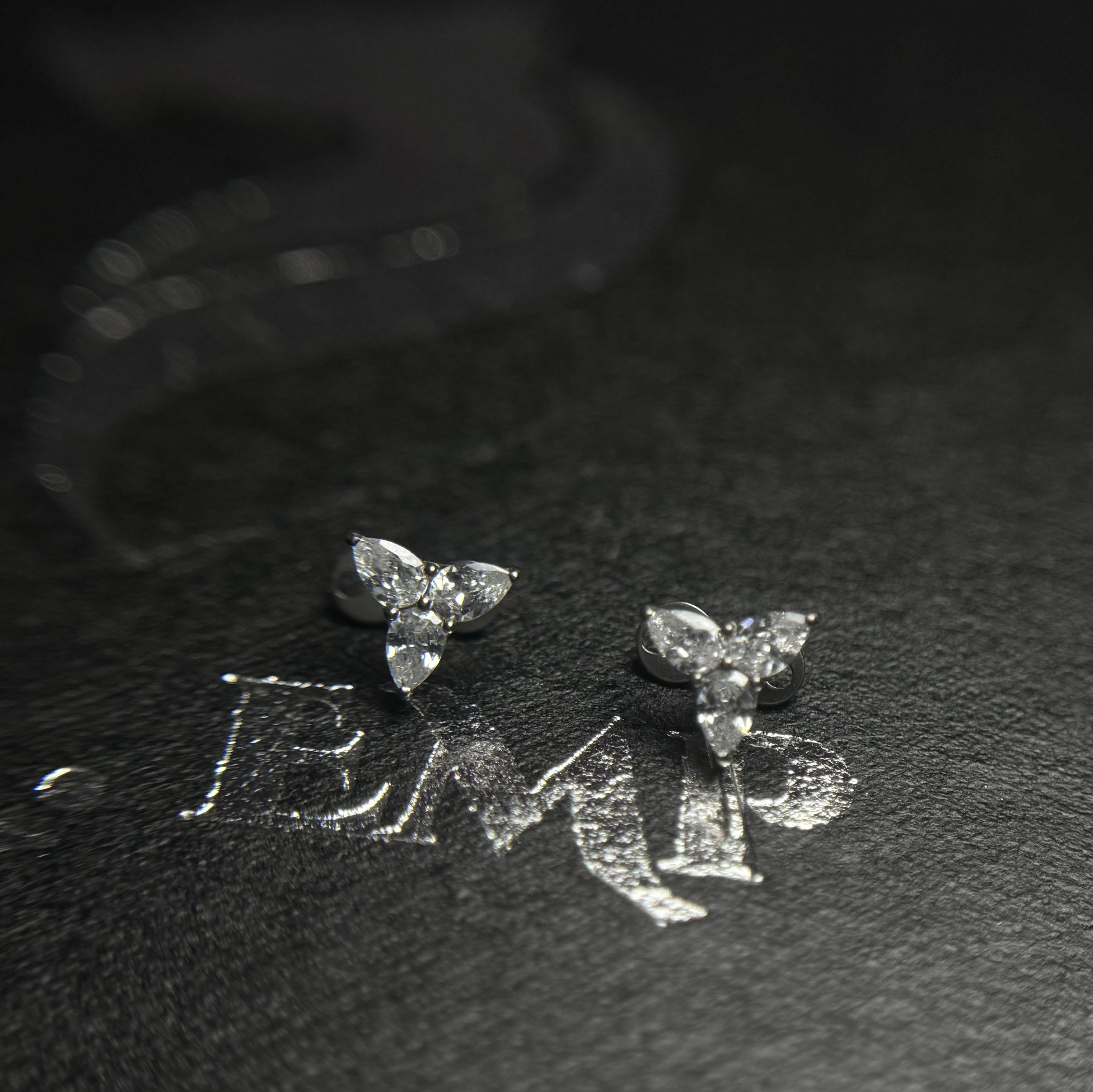 Khuyên cấy titan tam giác đá trắng_thumbnail_2