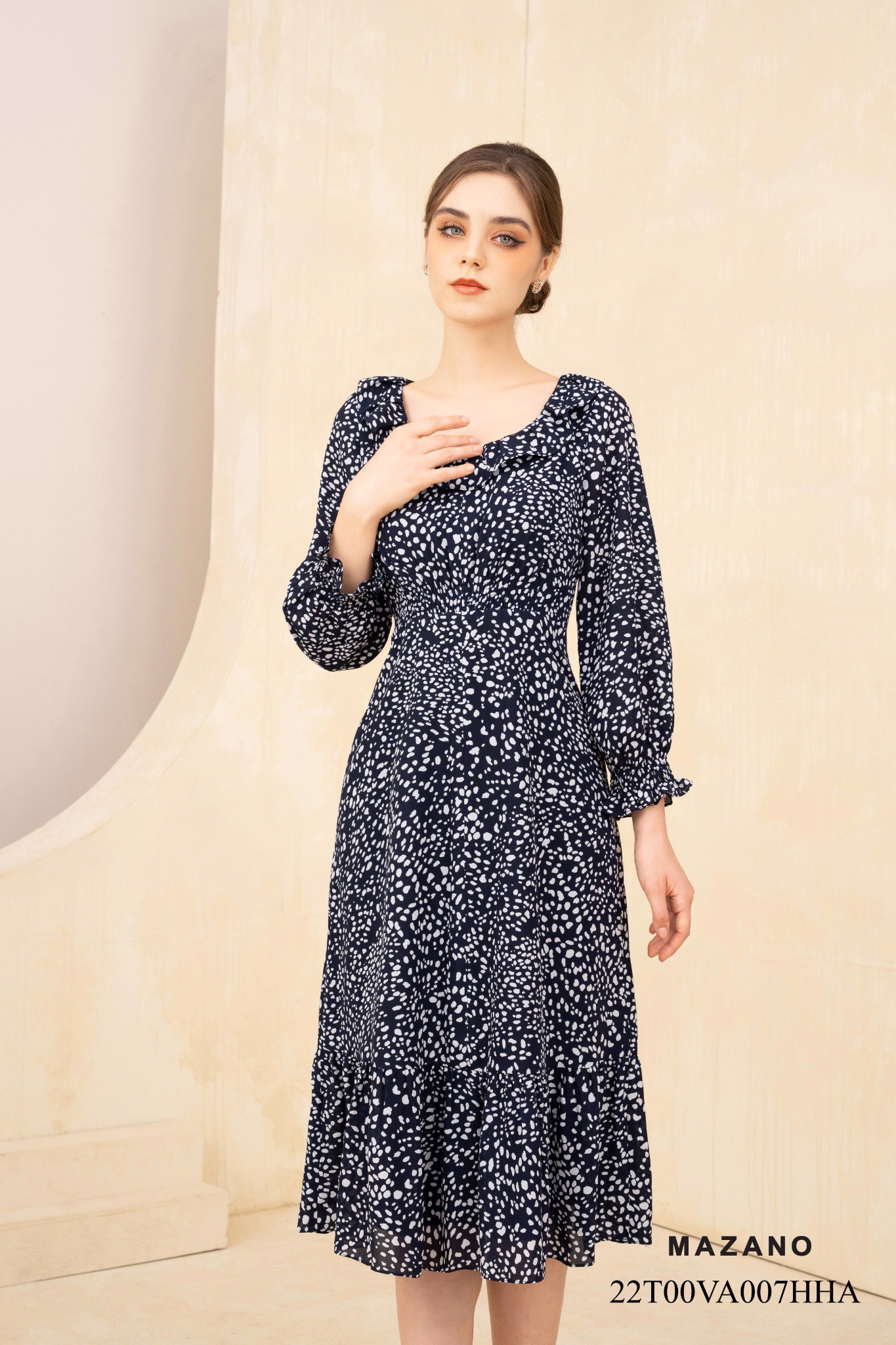 Đầm đen họa tiết chân bèo_thumbnail_2