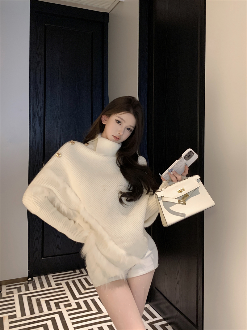 Áo len poncho cổ cao viền lông trắng sang trọng