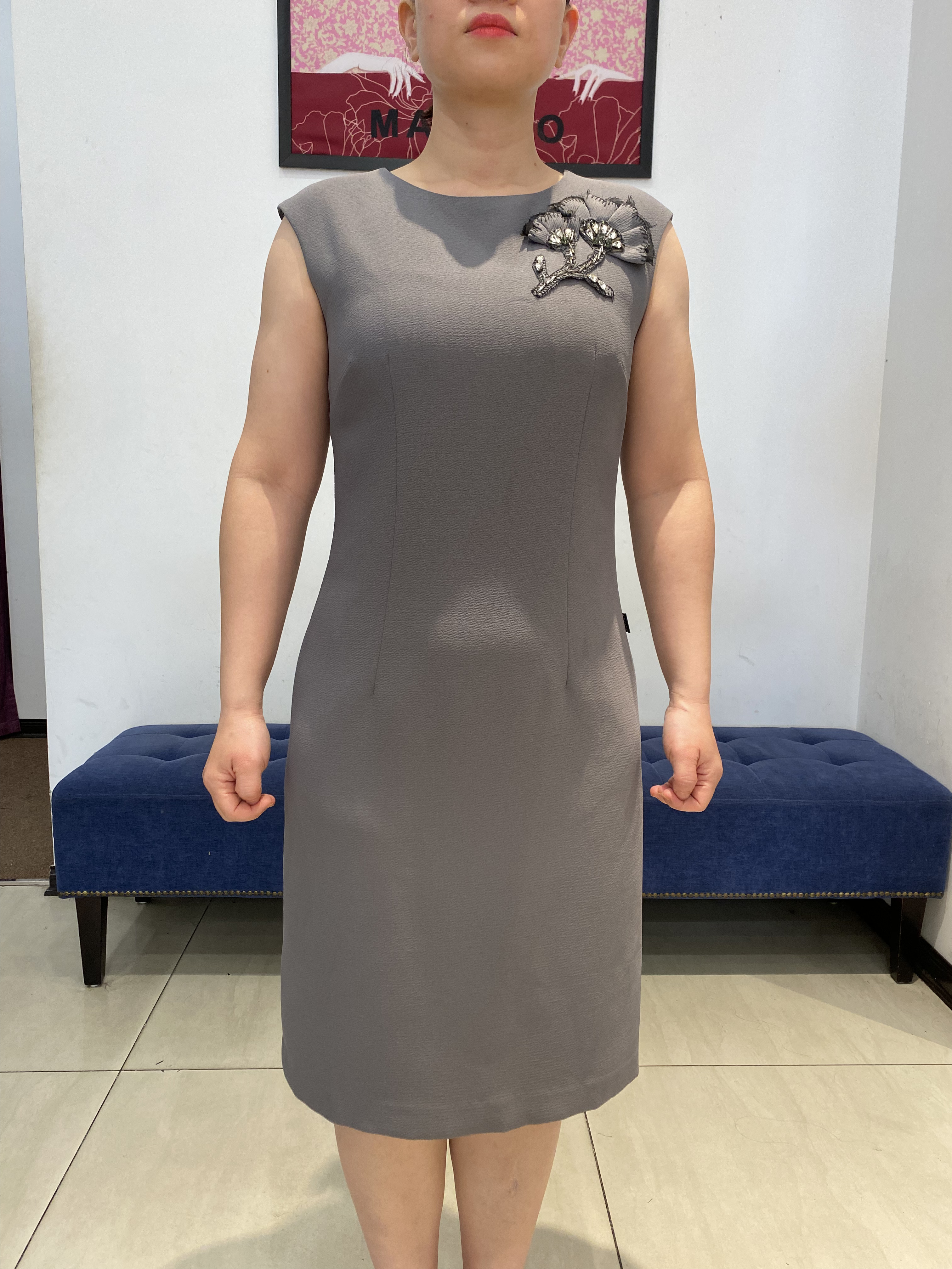 Váy xám sát tay thêu hoa đá