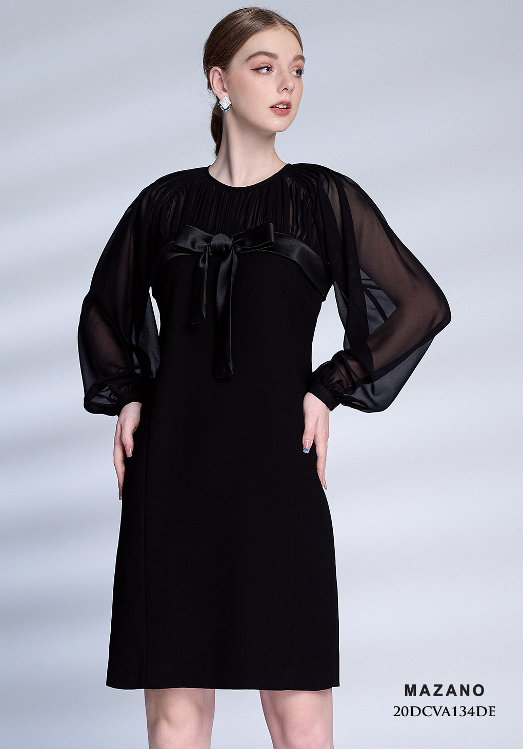 Đầm đen suông vừa nhùn cổ vai buộc nơ ngực