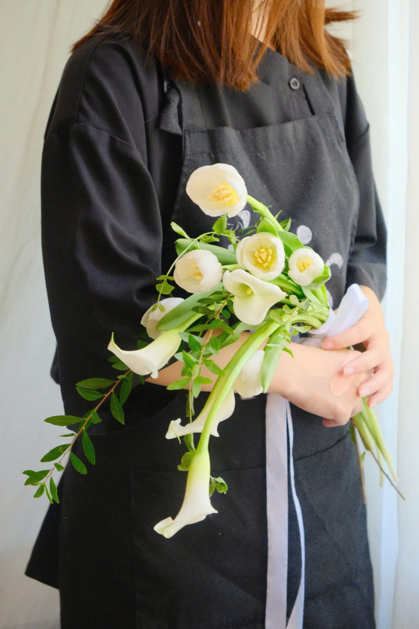 Bó hoa cưới Calla Lily mix Tulip dáng rủ