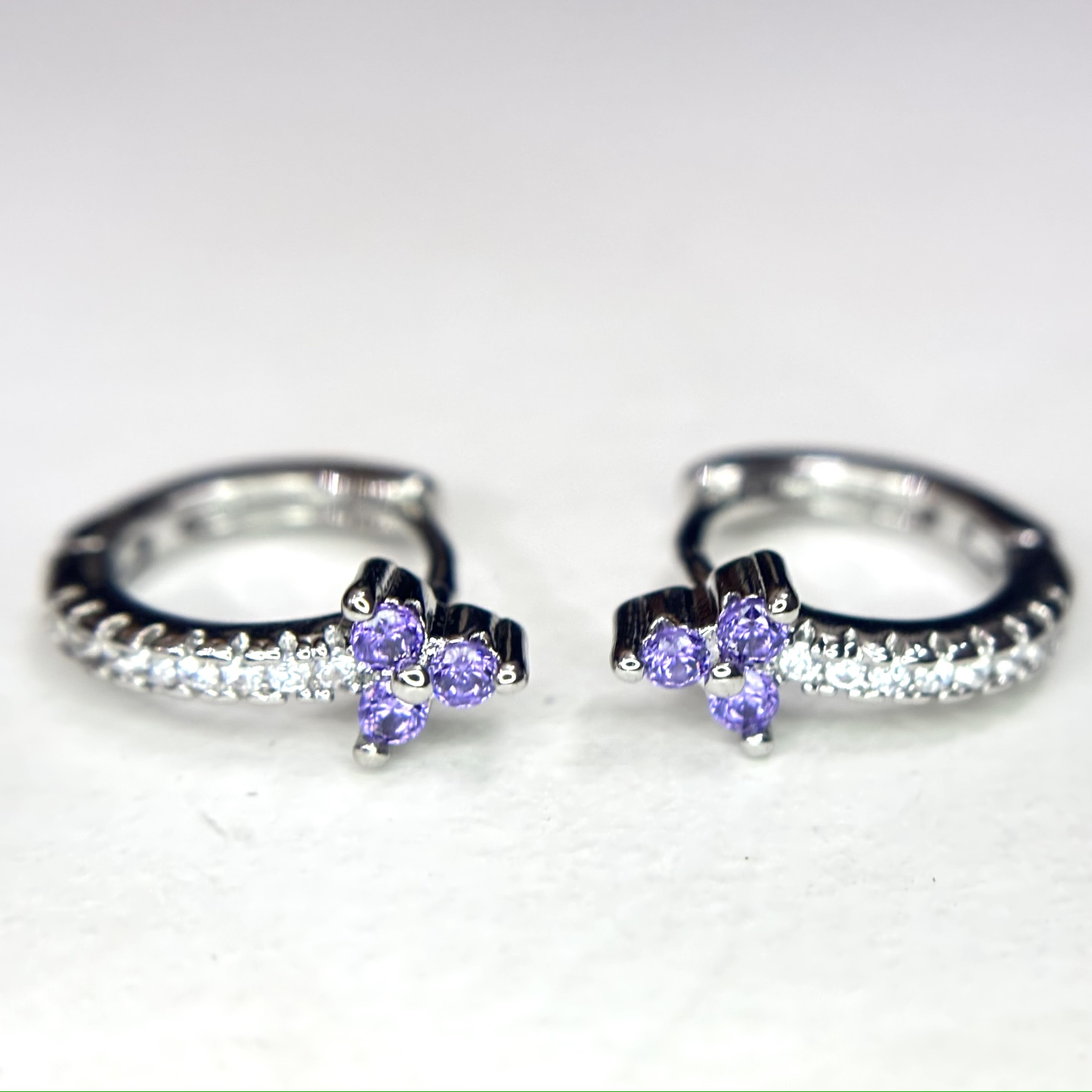 Khuyên vòng kiểu 3 đá tím size 8