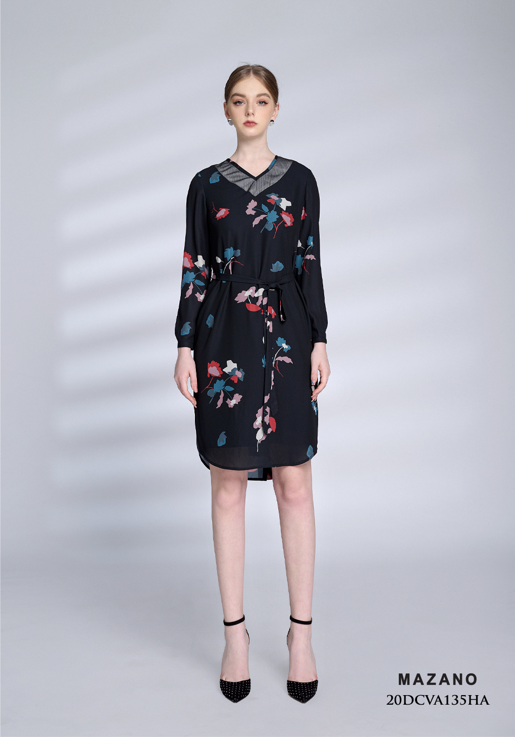 Đầm đen suông thắt đai cổ V_thumbnail_1