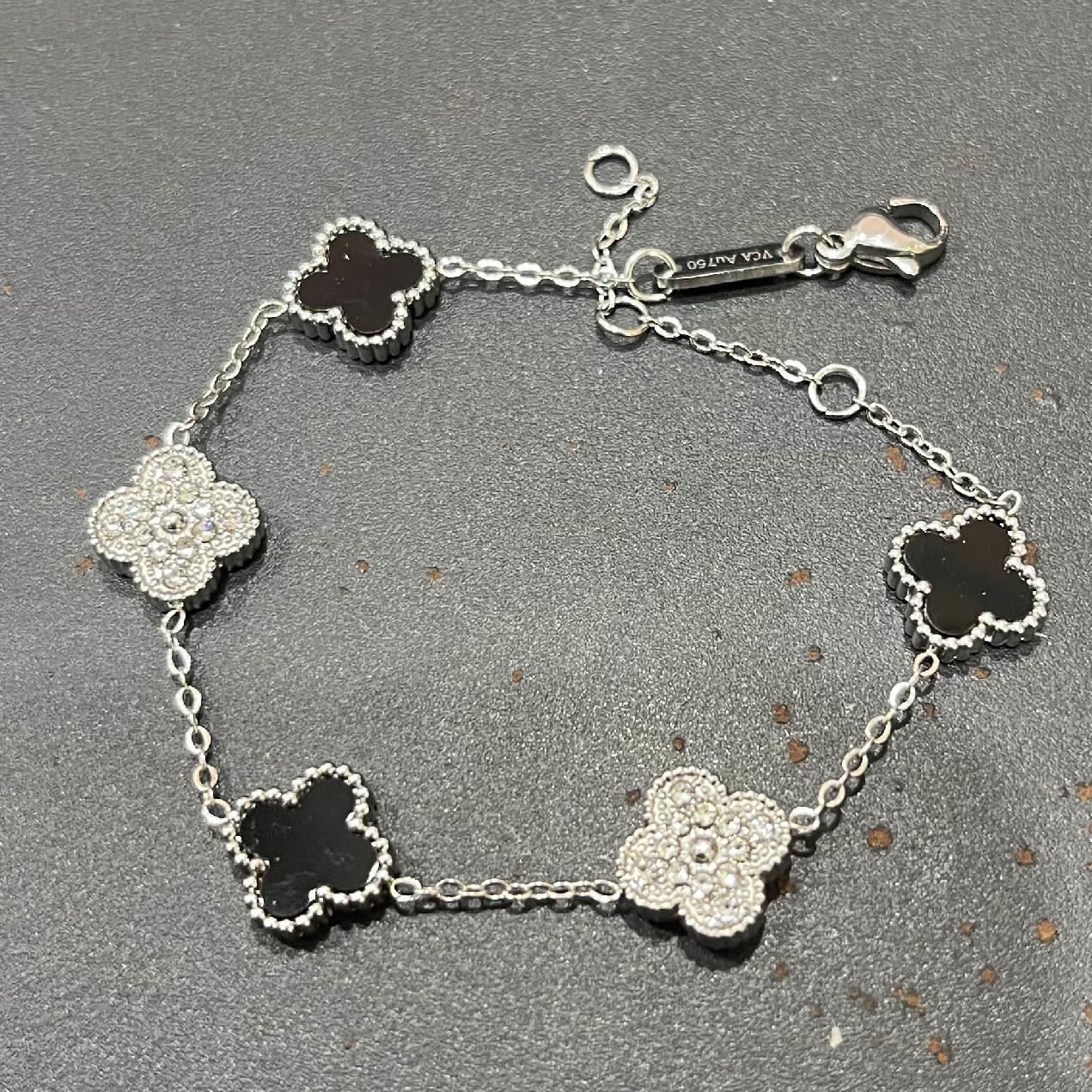 vòng tay van cleef đá đen xen kẽ đá kim cương bạc charm nhỏ