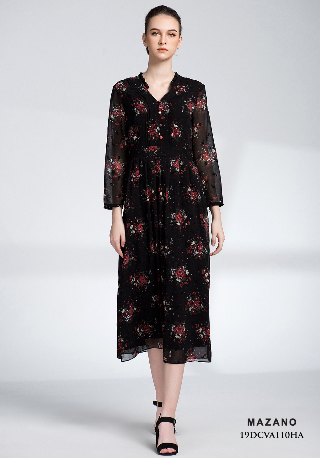 Đâm đen họa tiết hoa đỏ thắt eo cổ cách điệu