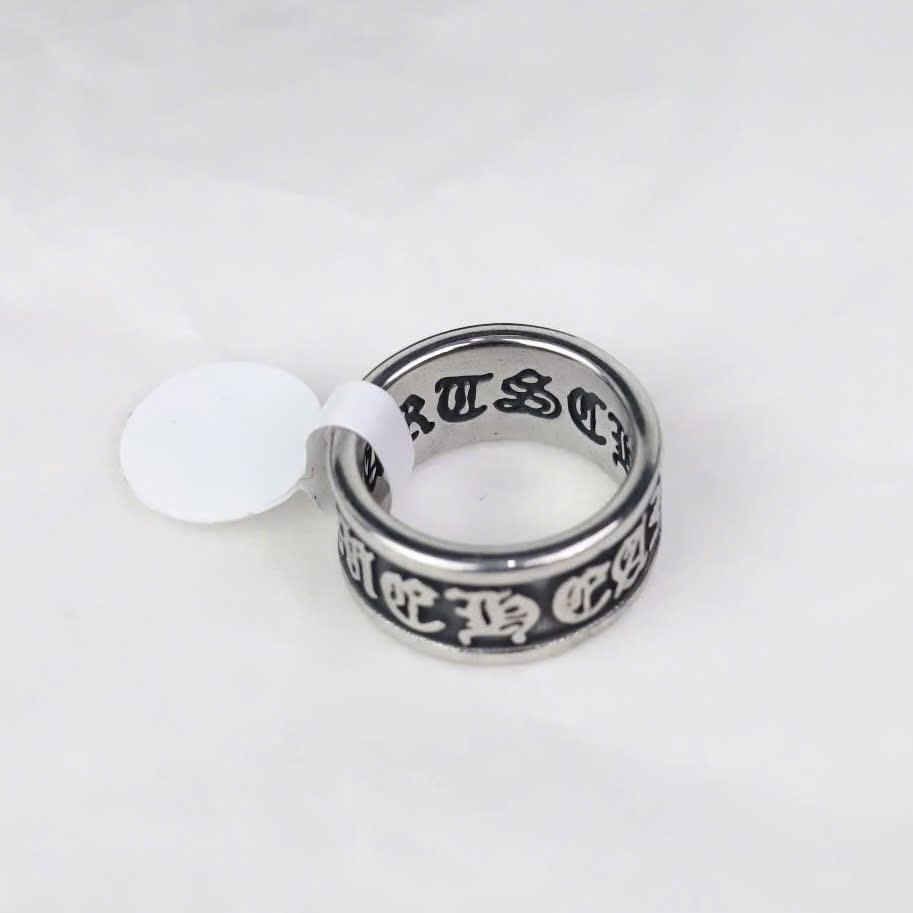 Nhẫn kiểu chrome heart bản nhỏ chữ nổi