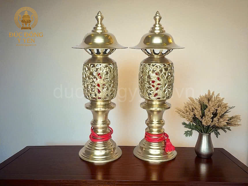 Đôi đèn thờ bày trên ban thờ đúc đồng vàng mộc 