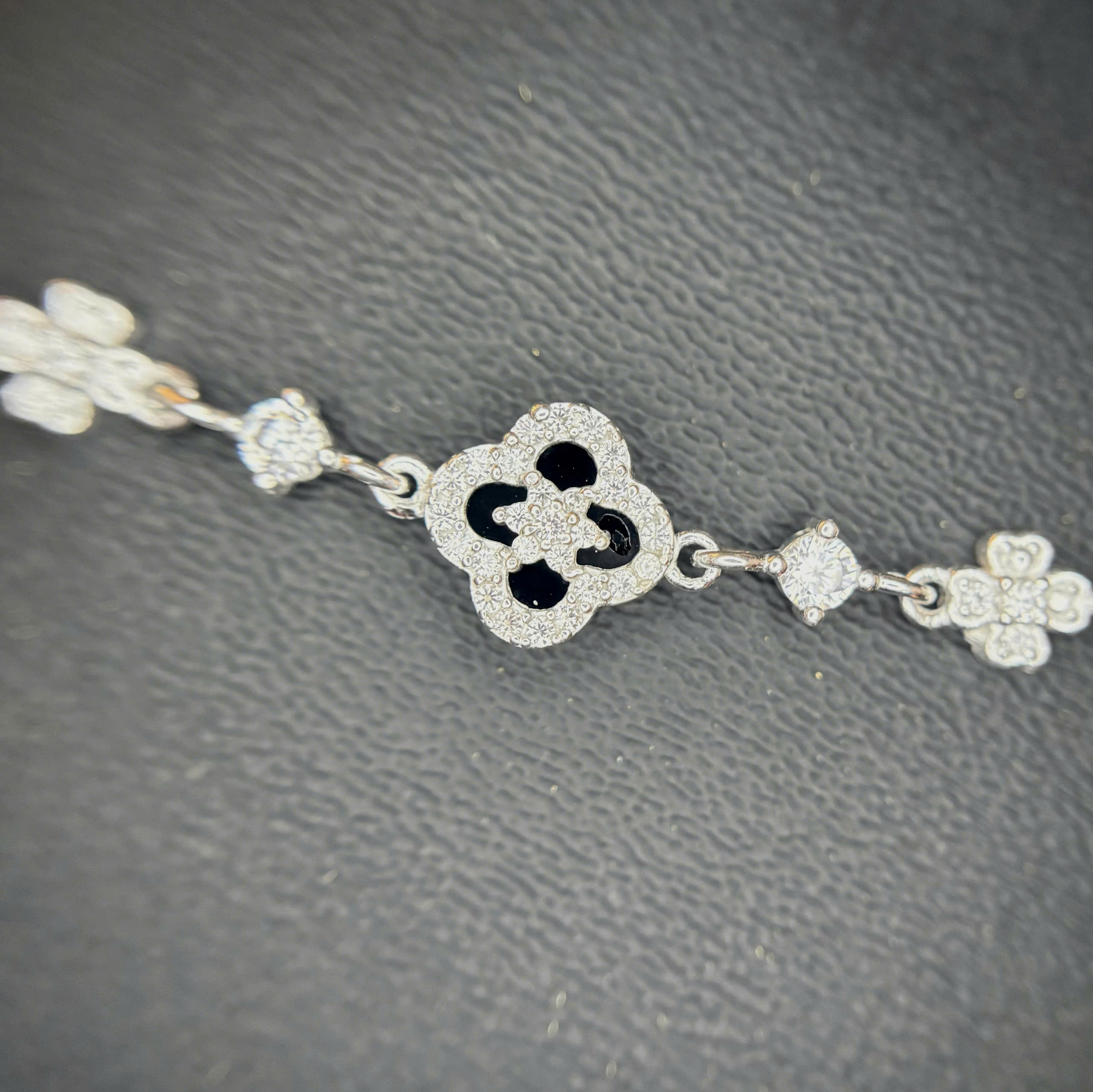 Vòng tay bạc xi kim Vancleef đen nhụy hoa trắng