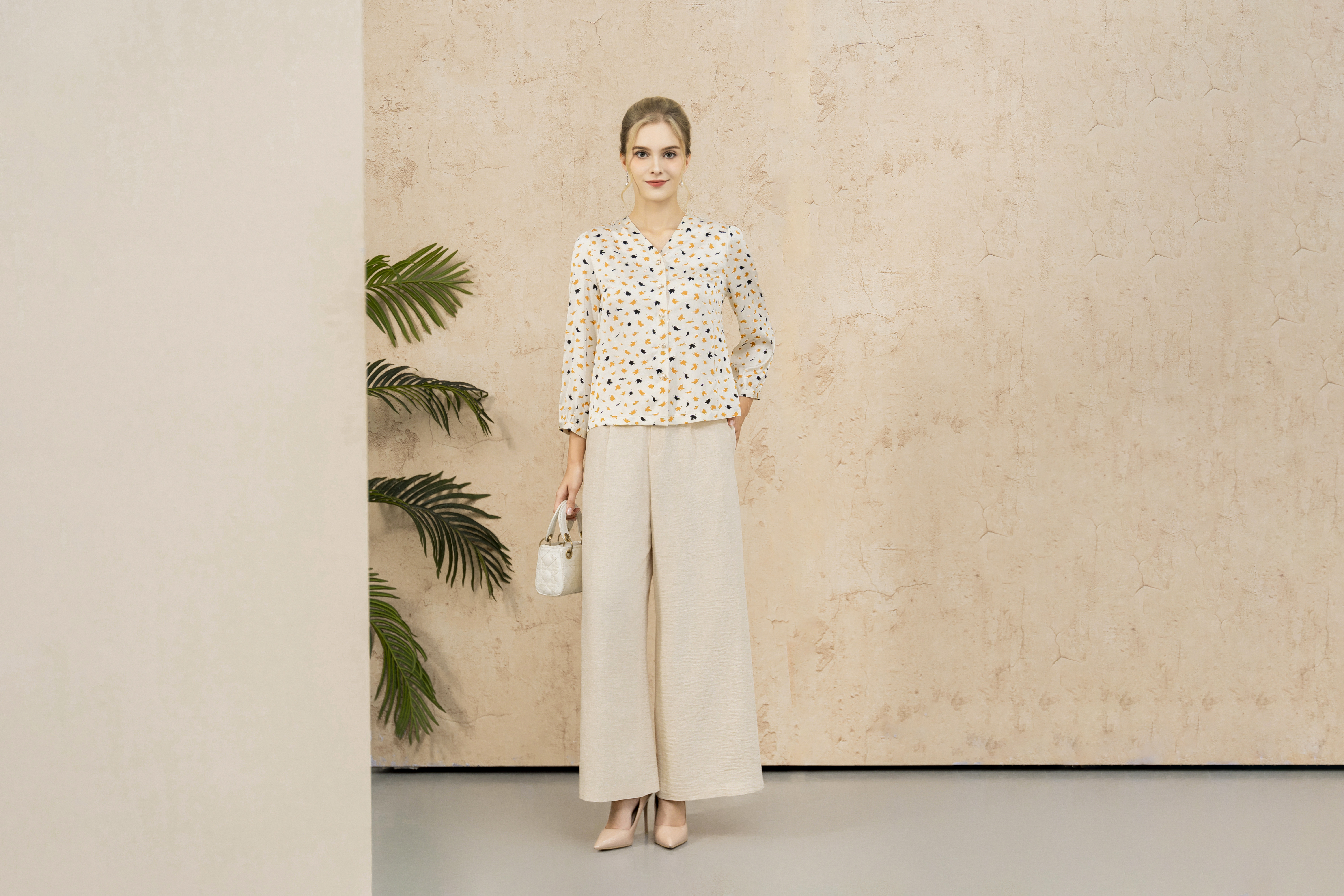 Áo sơ mi cài khuy Suông Vải lụa Họa tiết cách điệu Cổ V cài khuy Tay lỡ Dài dưới eo