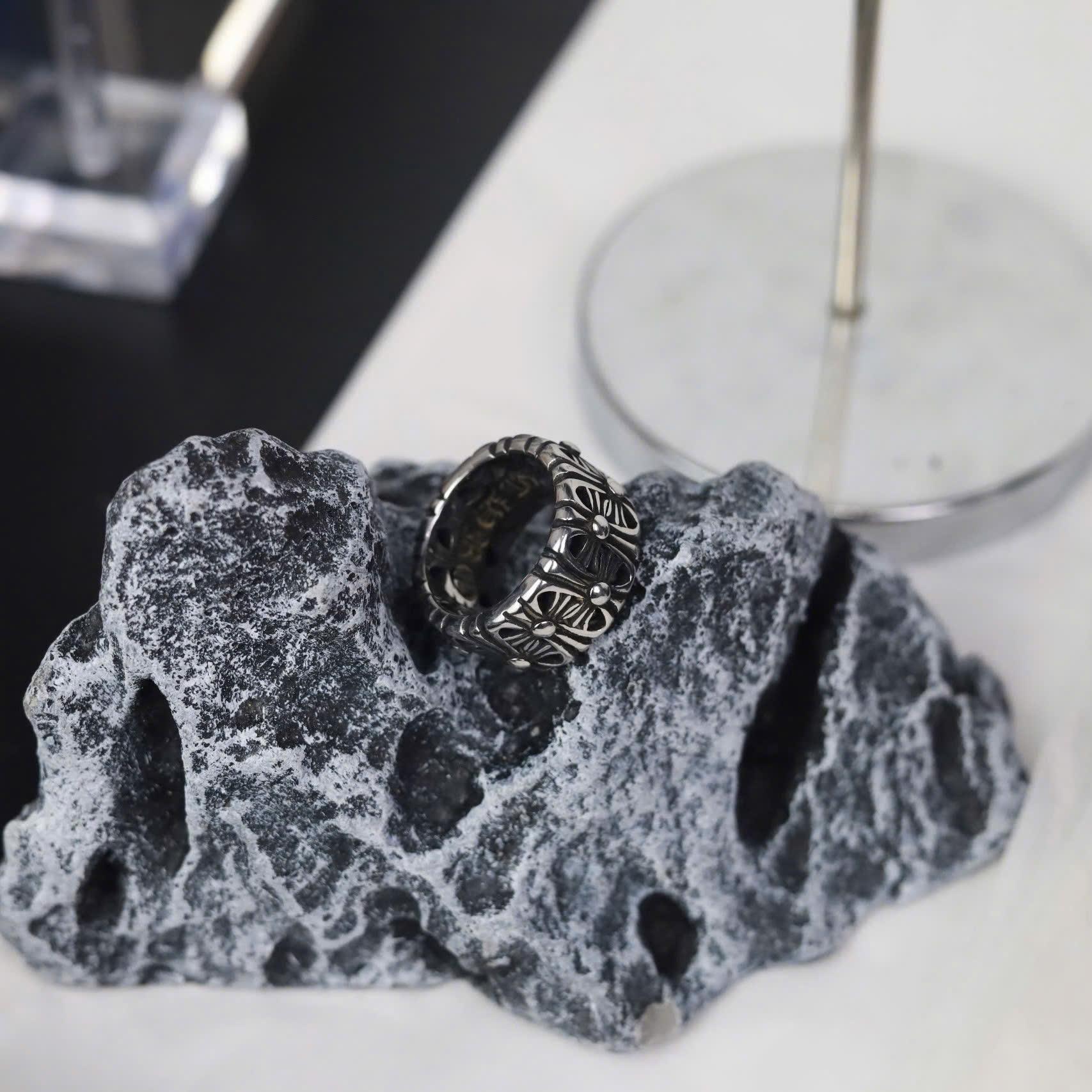 Nhẫn kiểu chrome heart titan thánh giá to_thumbnail_1