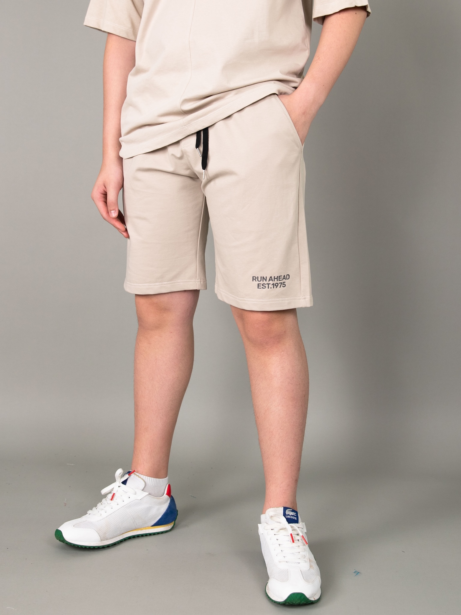 Quần short da cá be in chữ Run ahead