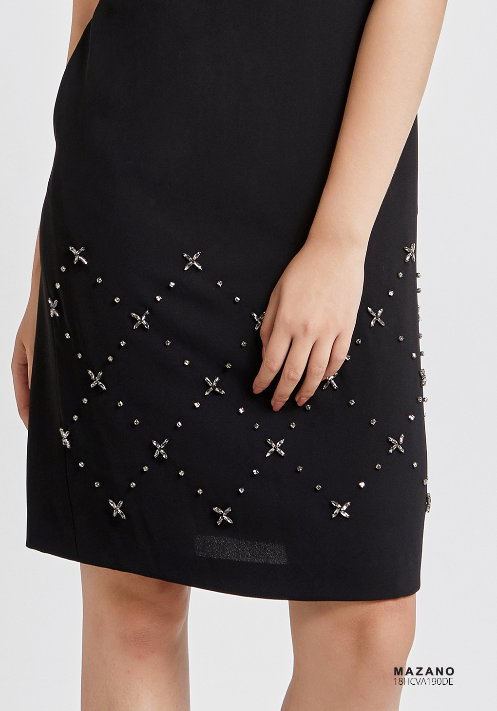 Váy đen cổ nữ hoàng đính đá_thumbnail_4