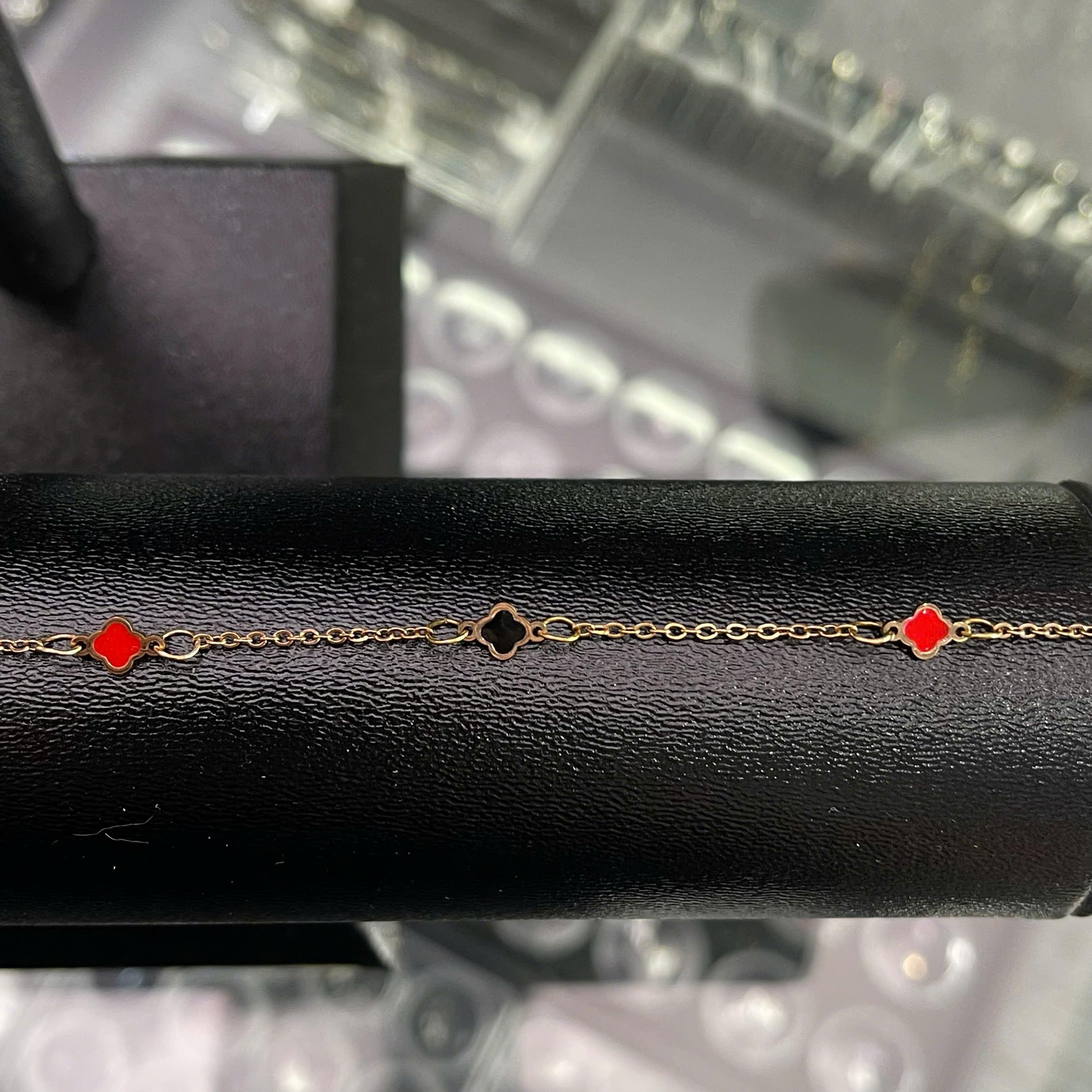 vòng tay titan màu vàng charm hoa bốn cánh đỏ trắng đen._thumbnail_3