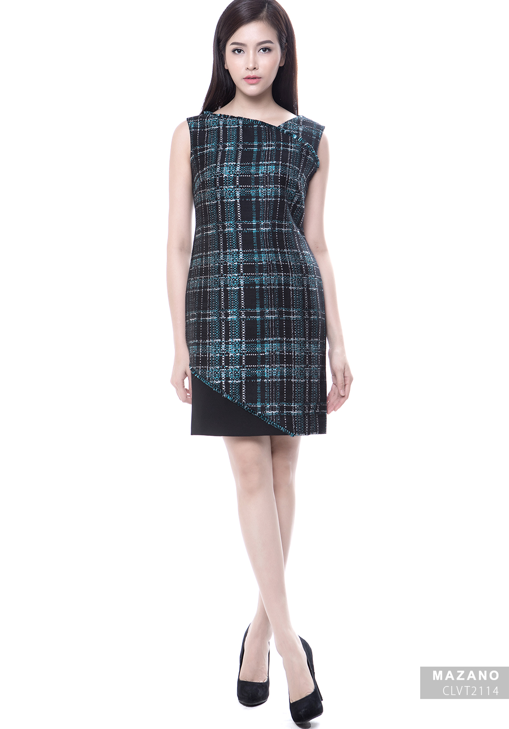 Đầm kẻ xanh phối chân cách điệu